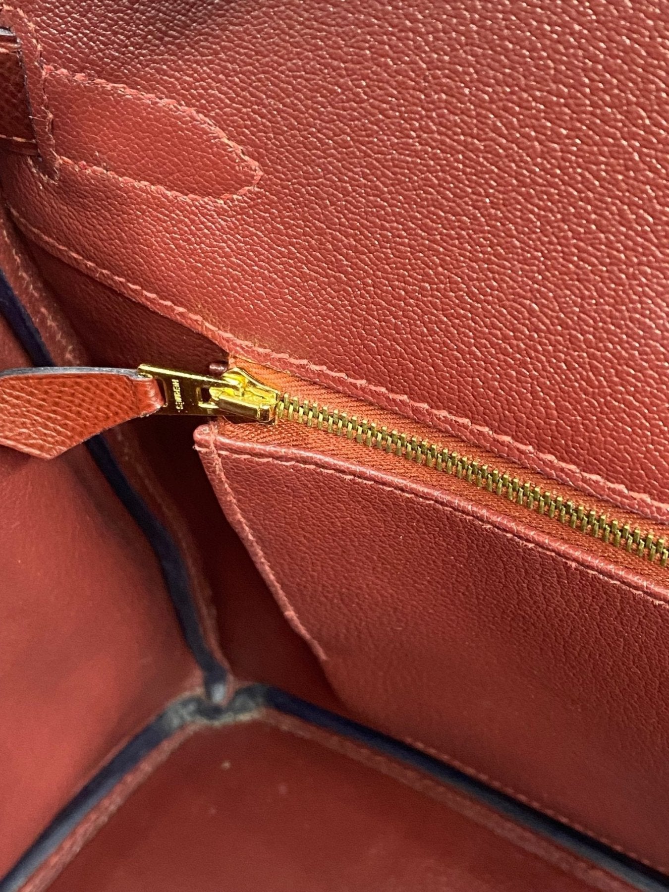 HERMES Birkin 35 Epsom Rouge H Innentasche mit goldenem Reissverschluss, strukturiertes rotes Leder Detail