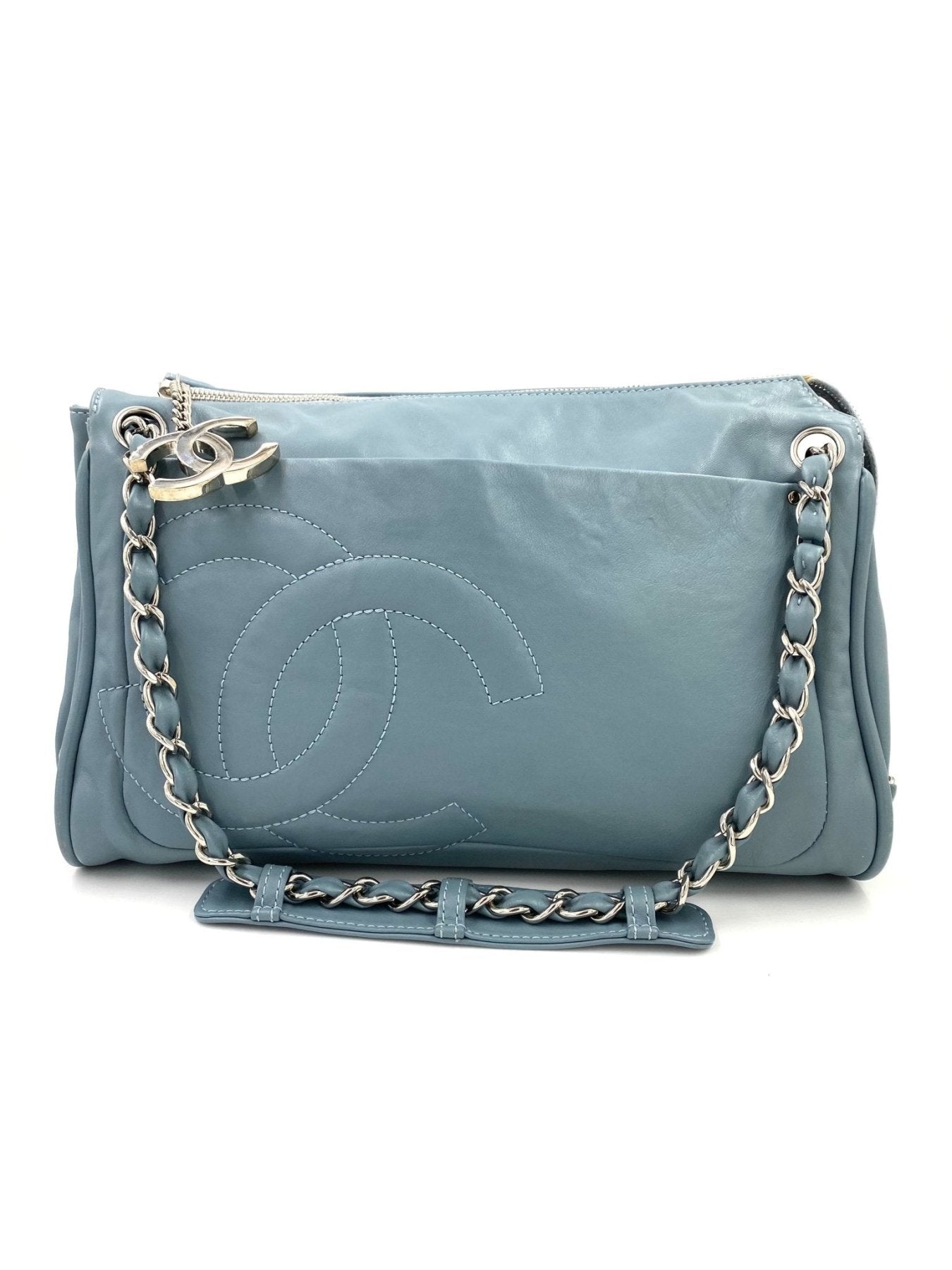 CHANEL CC Coco Tasche in eisblauem Lammleder mit silberner Kette und gesticktem CC Logo, seitliche Raffung