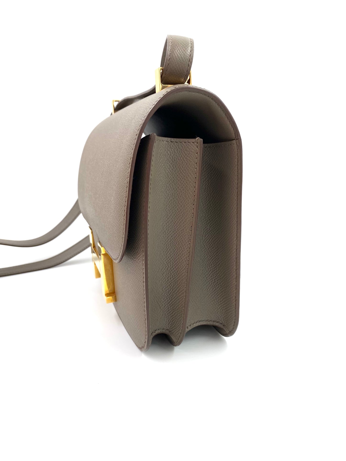HERMÈS Constance 24 Etain Epsom Roségold Hardware, seitliche Ansicht der robusten grauen Lederhandtasche.