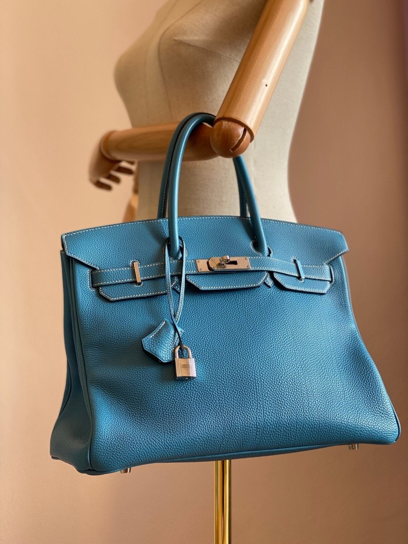 HERMES Birkin 35 Togo Handtasche in elegantem Blau Jean mit Palladium-Hardware auf Schneiderpuppe praesentiert