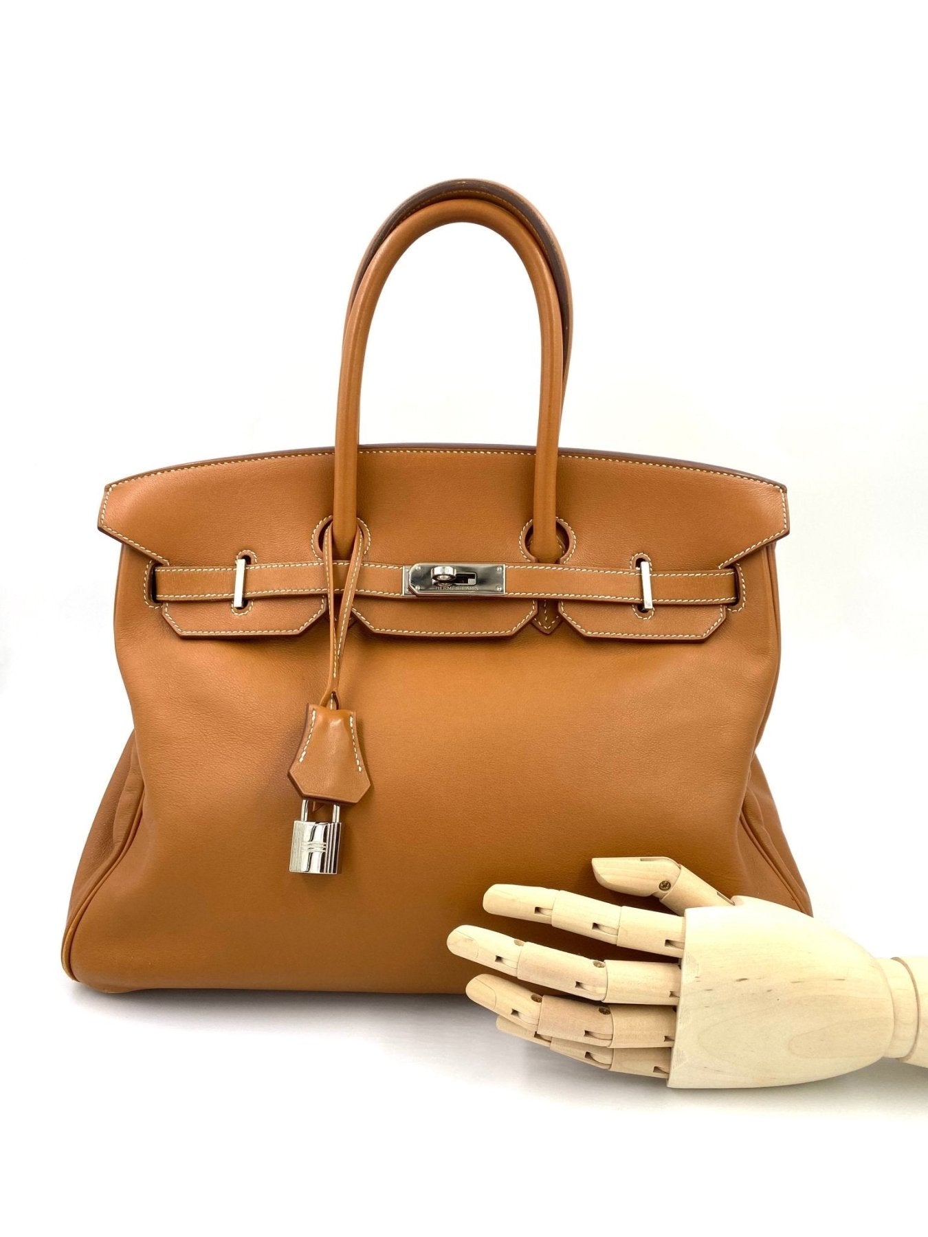HERMES Birkin 35 Tasche in cognacfarbenem Gulliver Leder mit Palladium-Hardware und charakteristischem Verschluss auf weissem Hintergrund