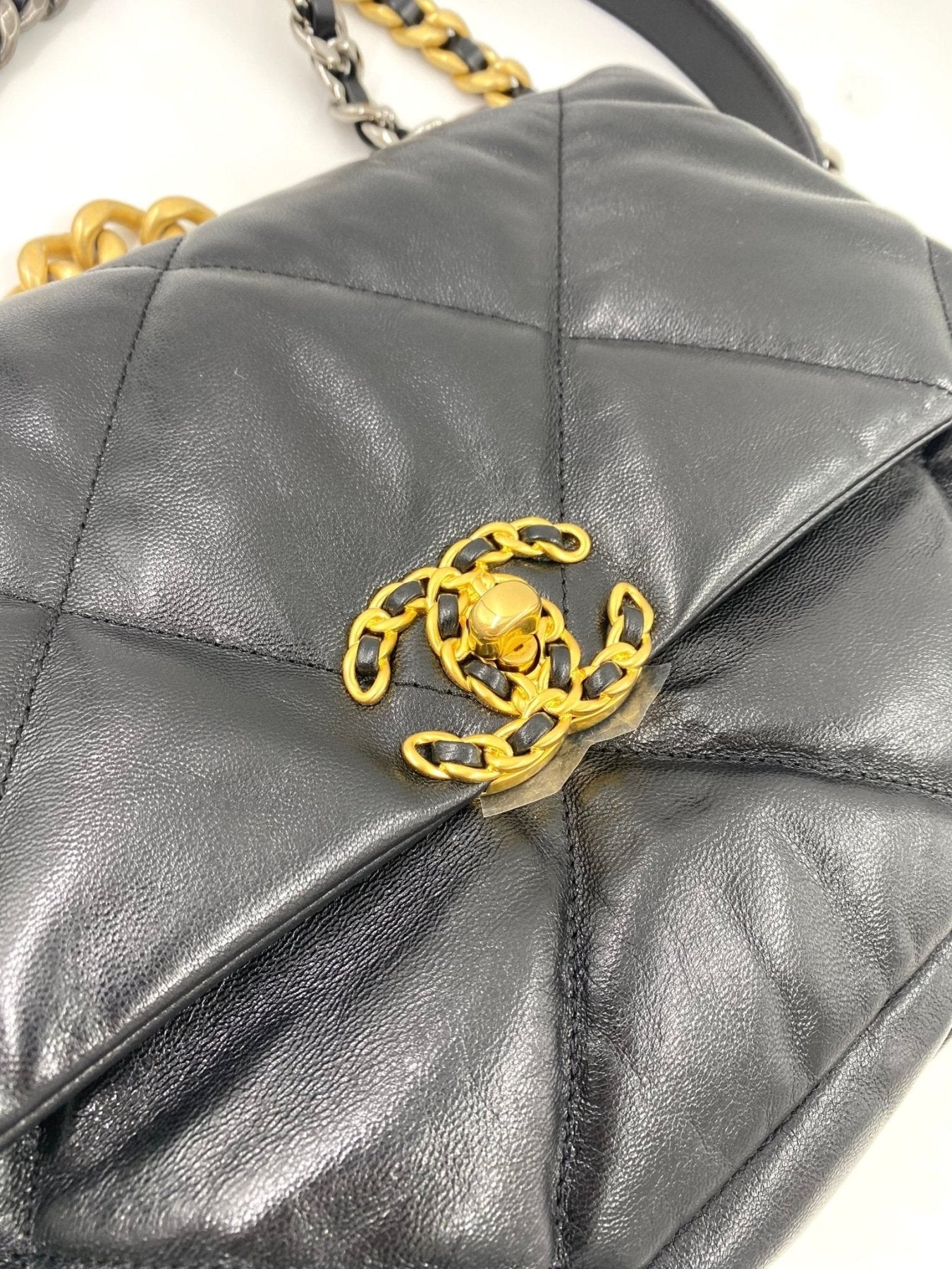 CHANEL 19 Flap Bag large in schwarzem Ziegenleder mit gestepptem Muster und dreifarbiger Metallkette