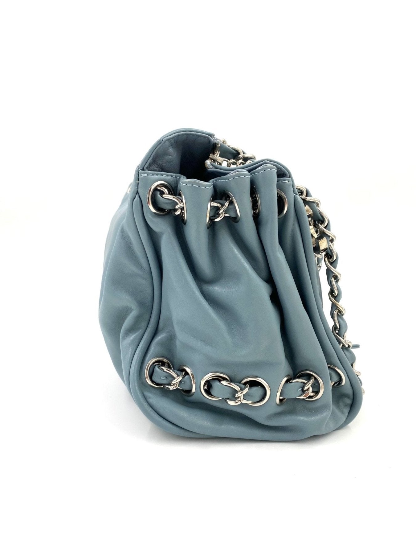 CHANEL CC Coco Tasche in eisblauem Lammleder mit Silberkette und gerafftem Design, seitliche Ansicht