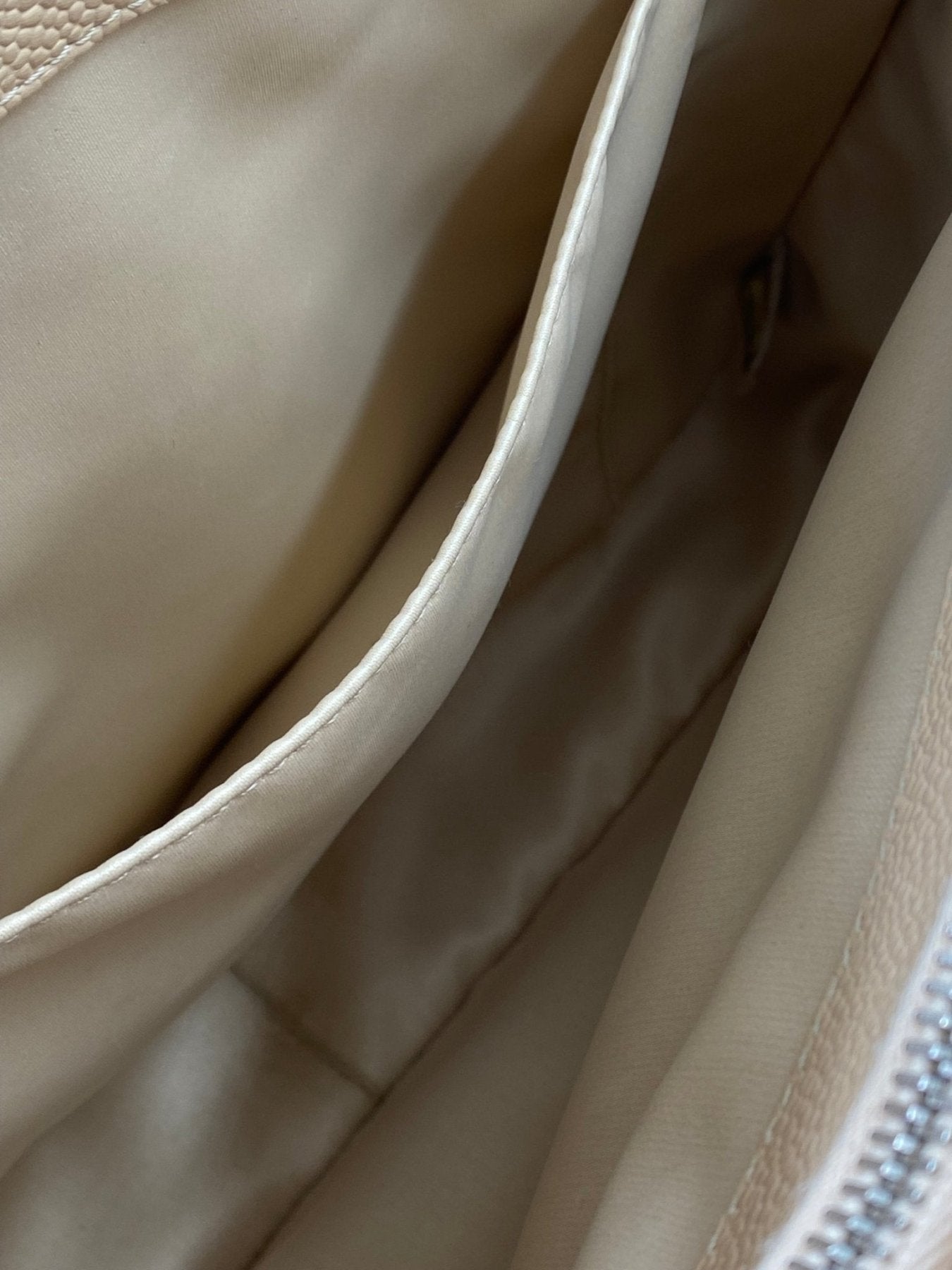 CHANEL Femme Grande beige Caviarleder Innenfutter aus Satin, mehrere Faecher mit eleganter Silberhardware