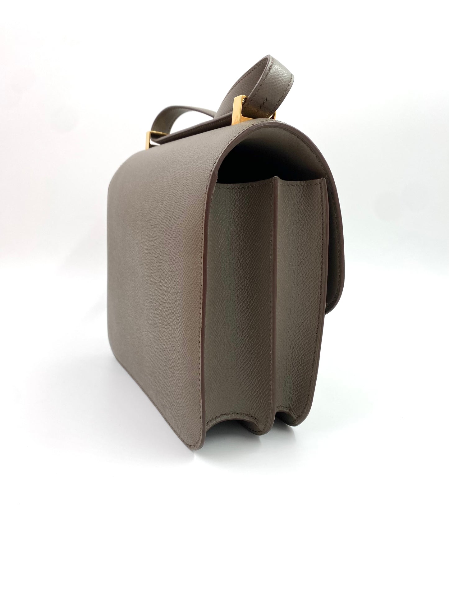HERMÈS Constance 24 Etain Epsom Roségold Hardware Fullset Tasche seitlich in hellem Grau mit rosegoldenem Verschluss.