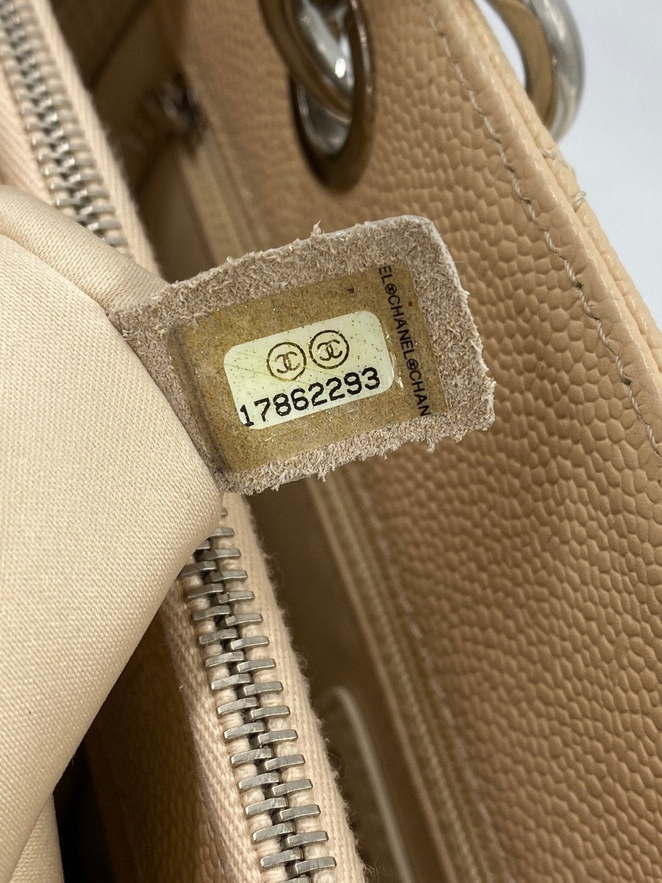 CHANEL Femme Grande Beige Caviarleder Seriennummer-Etikett mit silbernem Reissverschluss und beigem Leder Detail