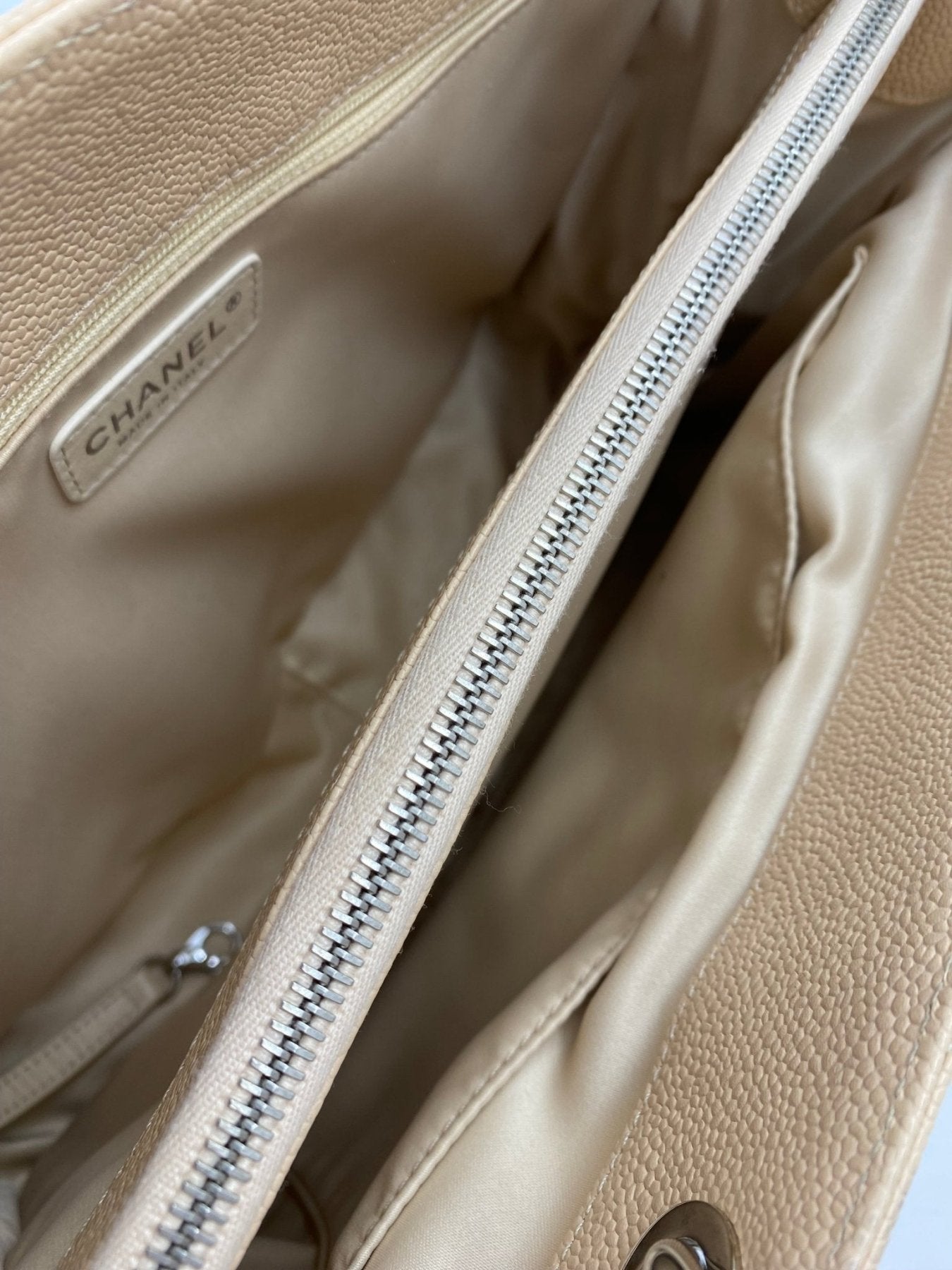 CHANEL Femme Grande Handtasche in beigem Caviarleder mit silbernem Reissverschluss und praktischen Innenfaechern