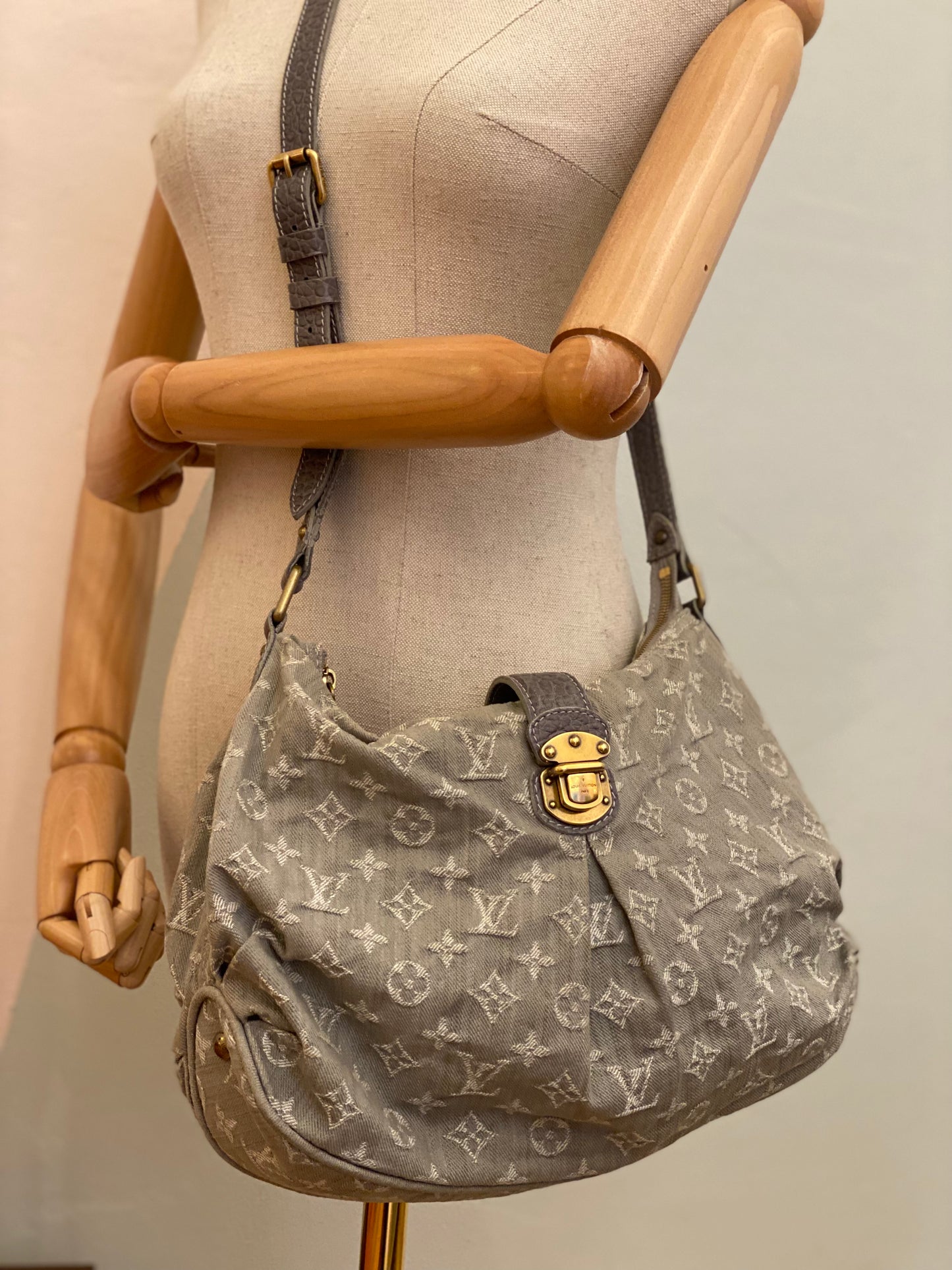 LOUIS VUITTON Slightly Monogram Denim Grau