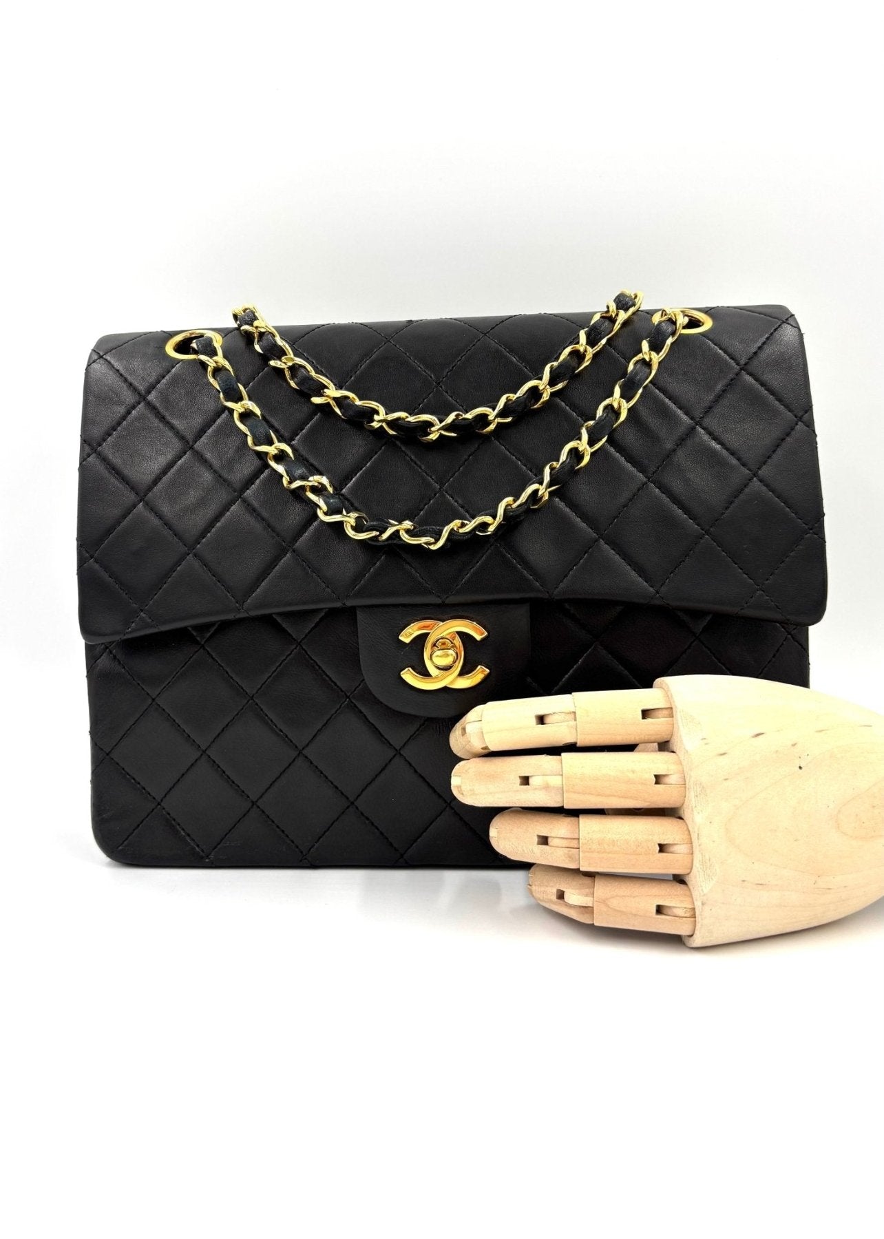 Schwarze CHANEL Timeless Single Flap Bag aus Lammleder mit gestepptem Muster und goldener Kette, Vintage 1989-1991