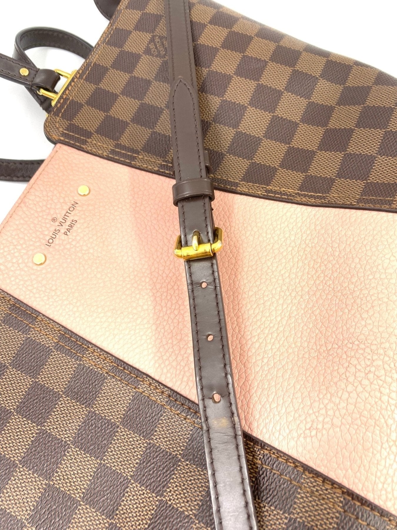 Louis Vuitton Jersey Magnolia Damier Ebene Tasche mit braunem Schachbrettmuster und rosa Ledereinsatz, Golddetails und Trageriemen