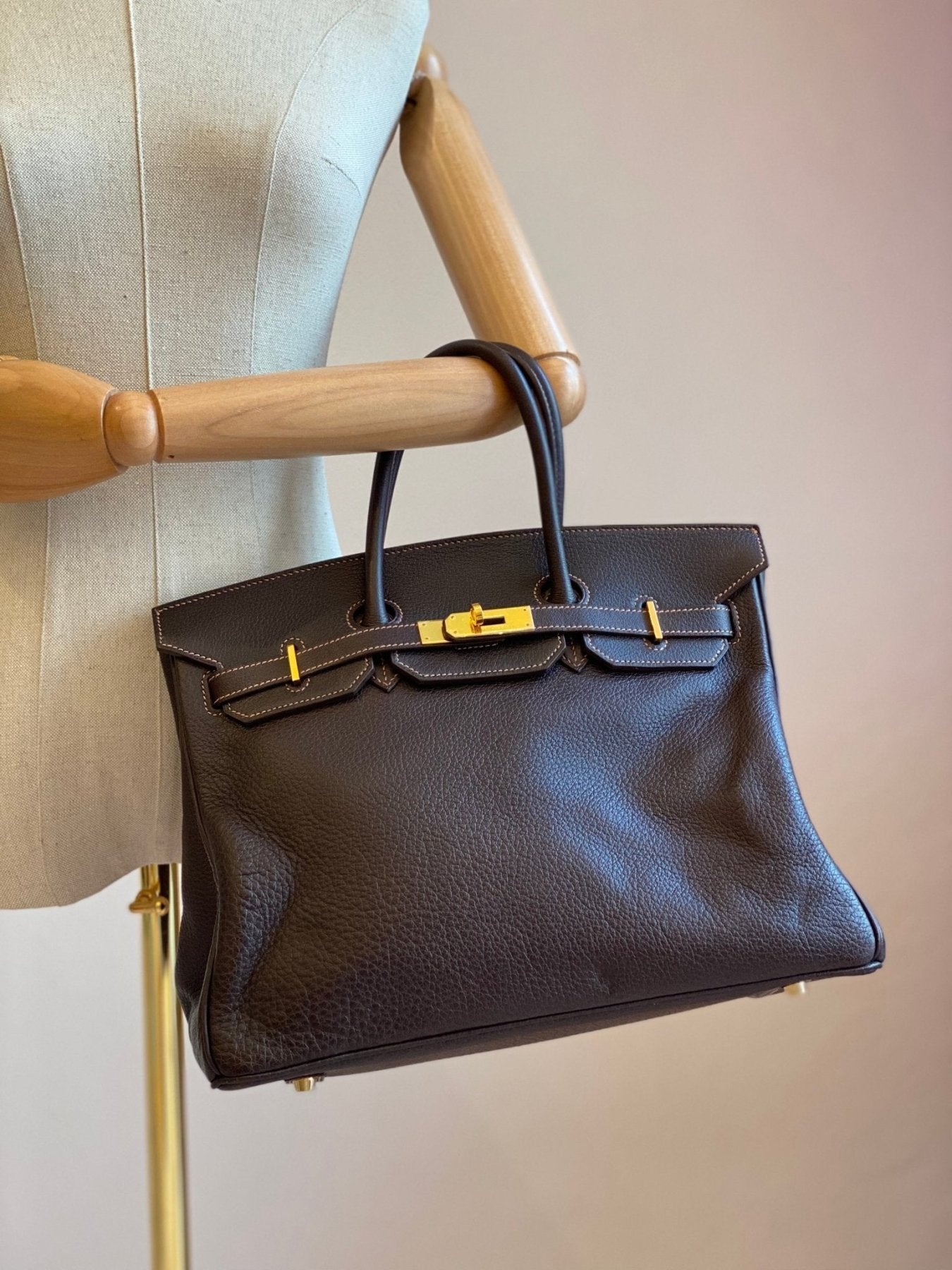HERMES Birkin 35 Handtasche in Marron Fjord Leder mit goldener Hardware, prasentiert auf Schneiderpuppe