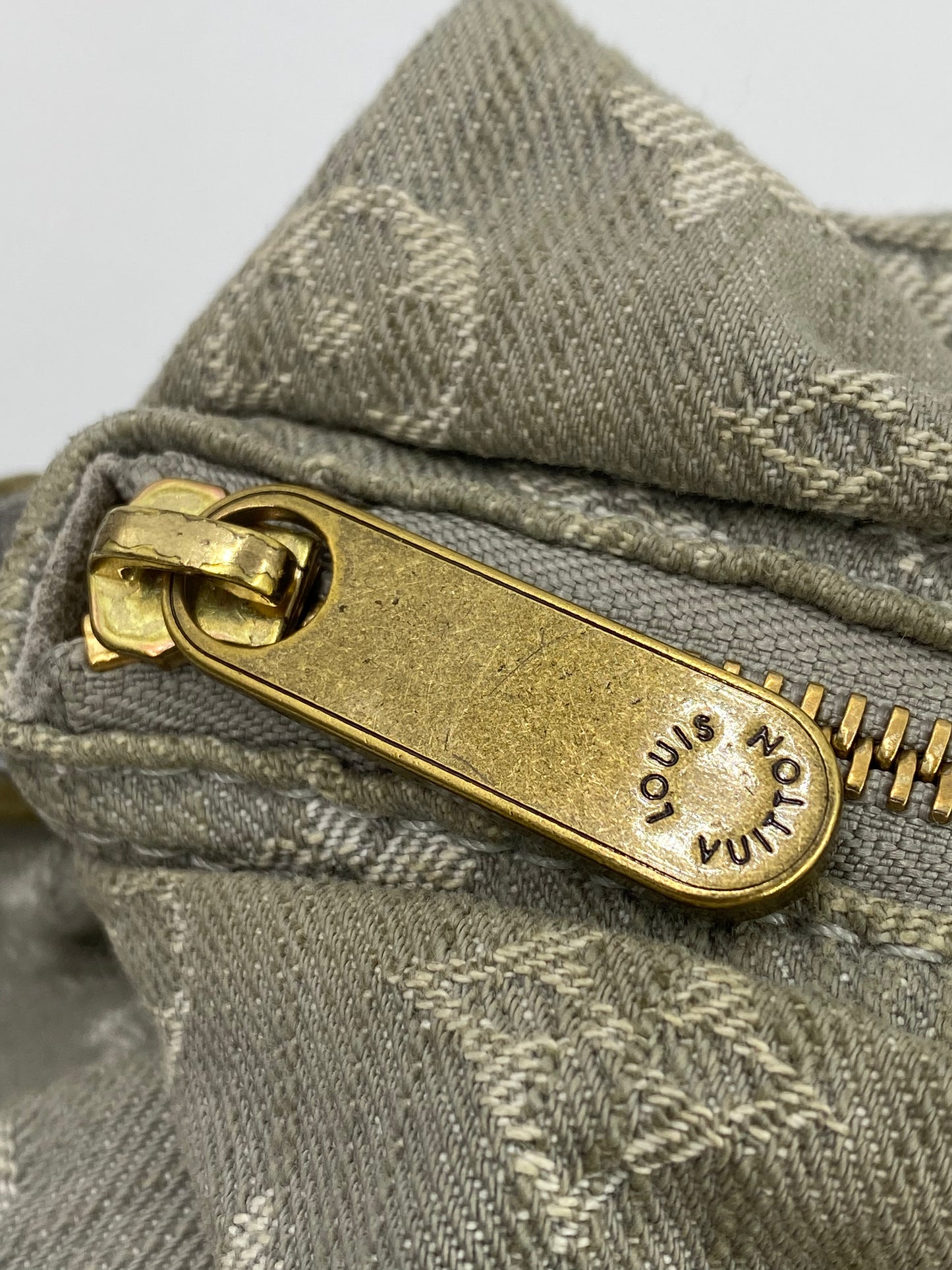LOUIS VUITTON Slightly Monogram Denim Grau