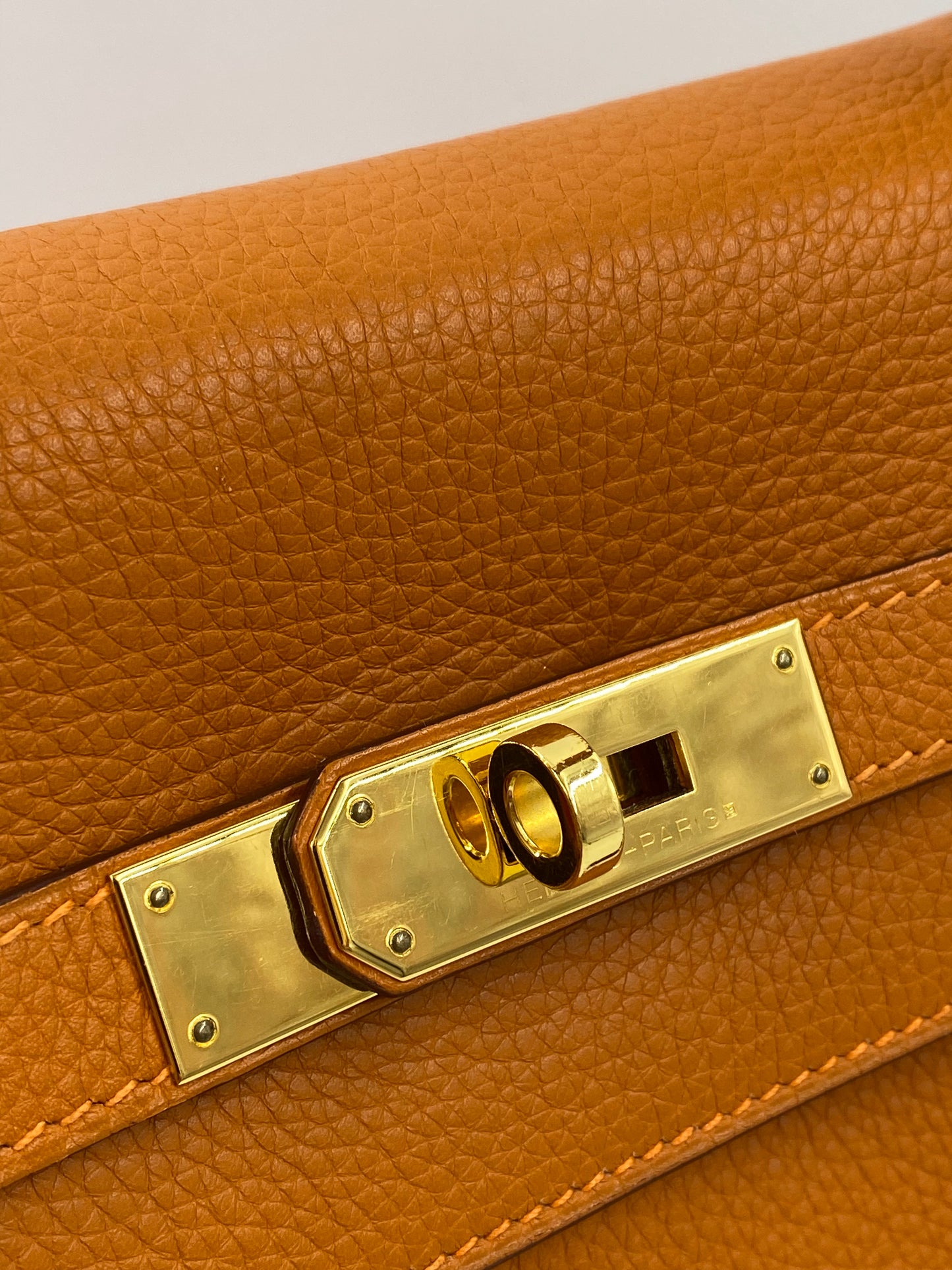 HERMÈS Kelly 32 Retourne orange Togo Leather mit Gold Hardware