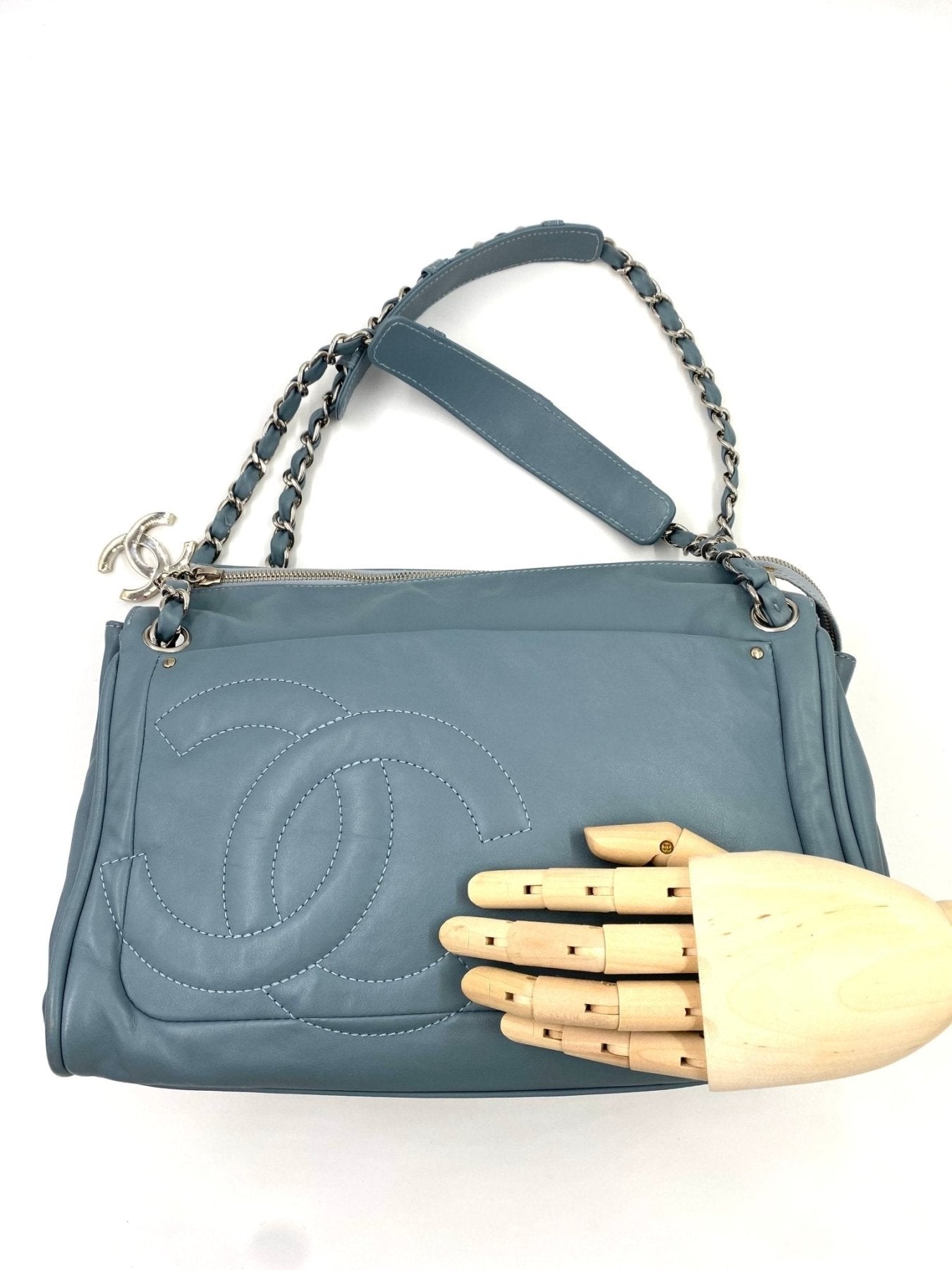 CHANEL CC Coco Tasche in eisblauem Lammleder mit gestepptem CC-Logo und silberner Kette, seitliche Raffung
