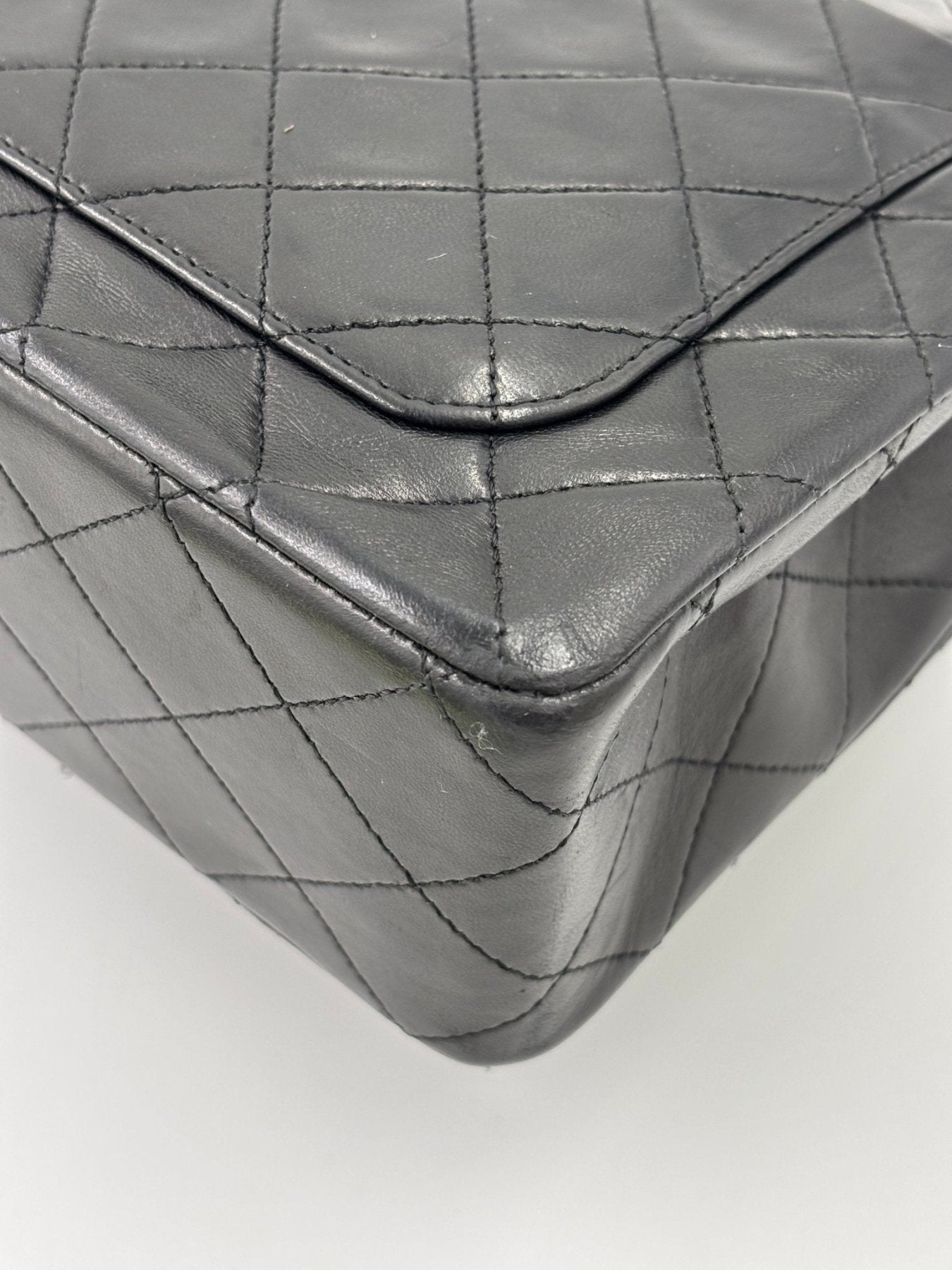 CHANEL Timeless Single Flap Bag in schwarzem Lammleder mit klassischer Rautensteppung und goldener Kette