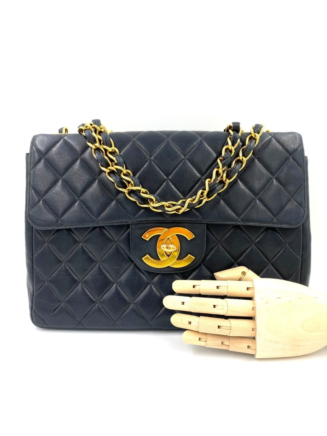 CHANEL Classic Single Flap Bag Jumbo in marineblauem Lammleder mit gestepptem Muster und goldener Kette