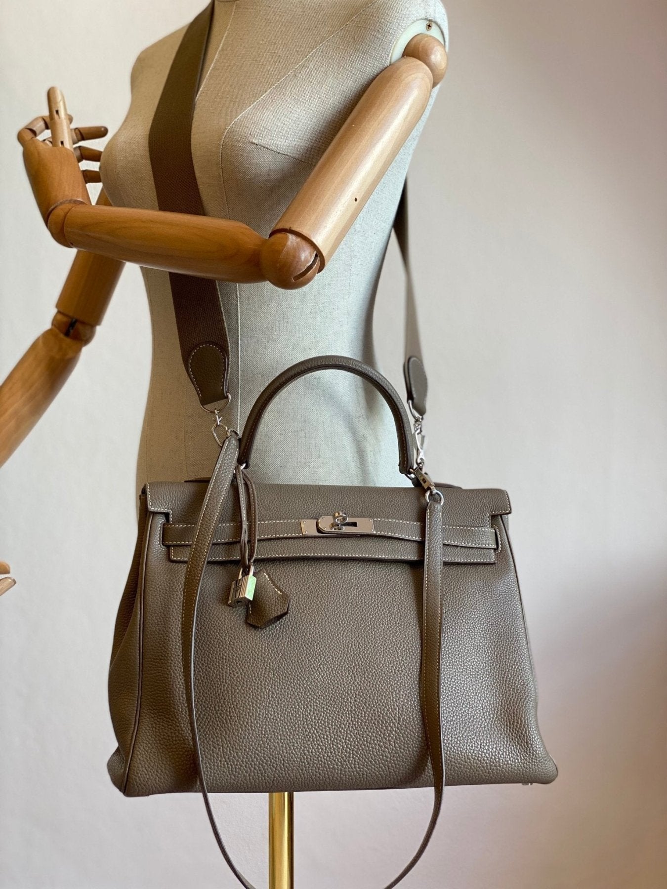 HERMES Kelly 35 Togo Etoupe Handtasche aus Leder in Grau mit Palladium Hardware und abnehmbarem Schulterriemen