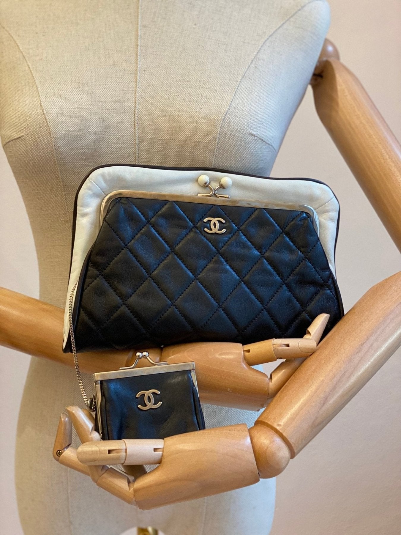 CHANEL Pearl Clutch schwarz-weiss aus Lammleder mit gestepptem Muster und Perlenverschluss, dazu passendes Mini-Portemonnaie