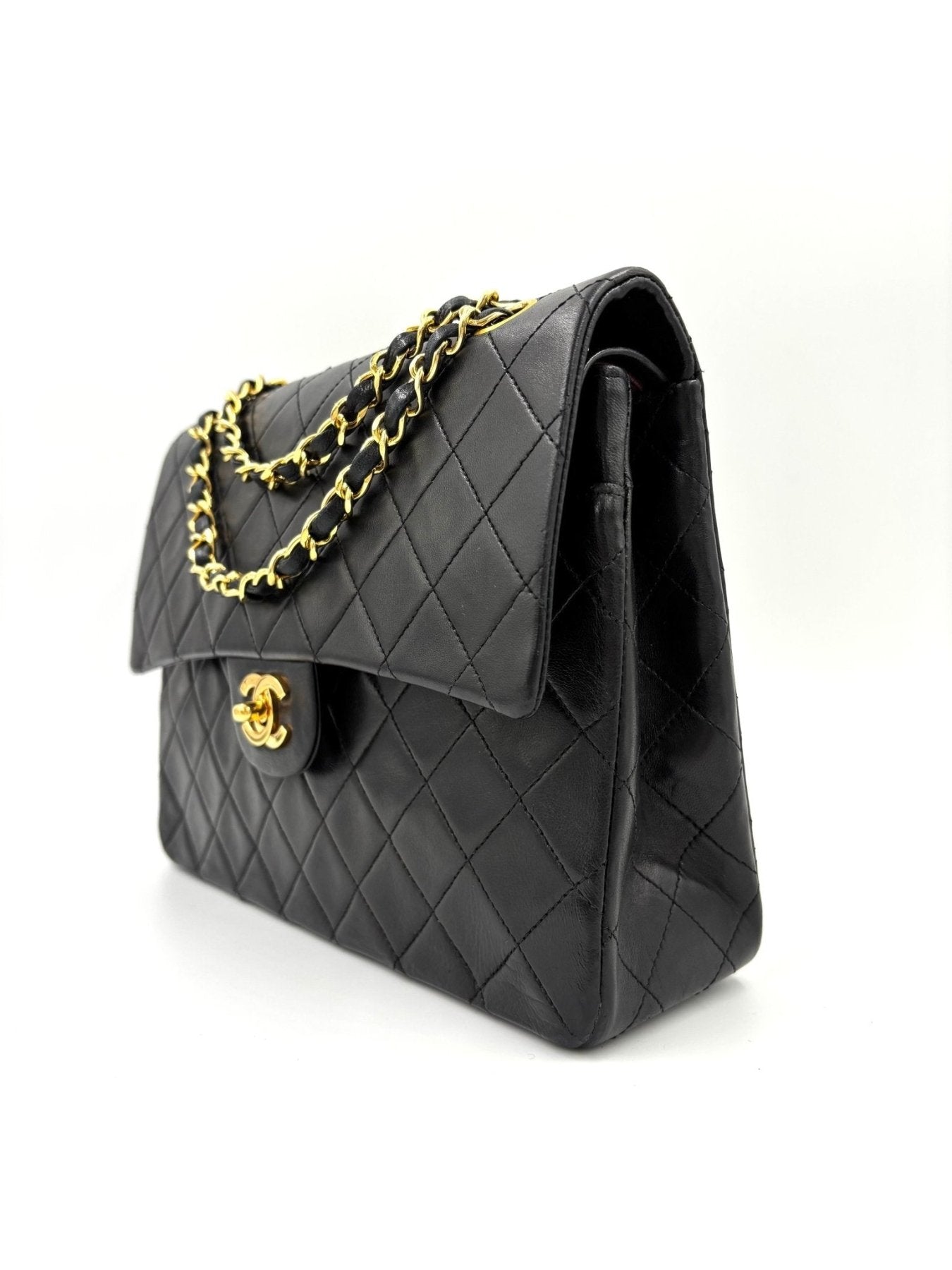 CHANEL Timeless Single Flap Bag medium in schwarzem Lammleder mit gestepptem Muster und goldener Kette