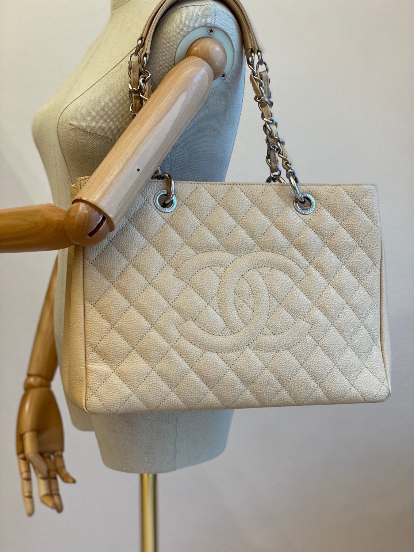 CHANEL Femme Grande Beige Caviarleder Handtasche mit gestepptem Muster und silberner Kette auf Schneiderpuppe