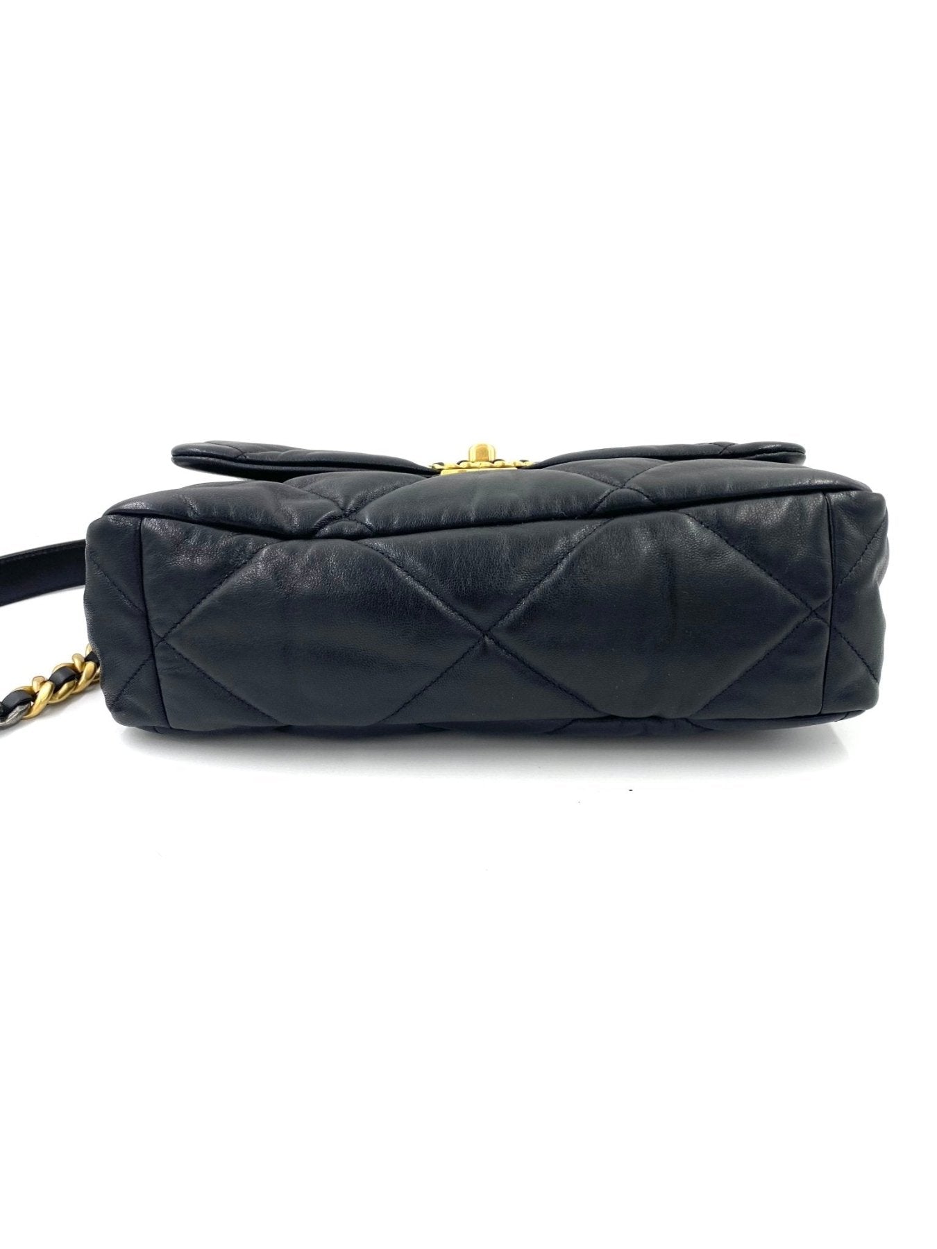 CHANEL 19 Flap Bag large in schwarzem Ziegenleder mit gestepptem Muster und dreifarbiger Metallkette, Seitenansicht