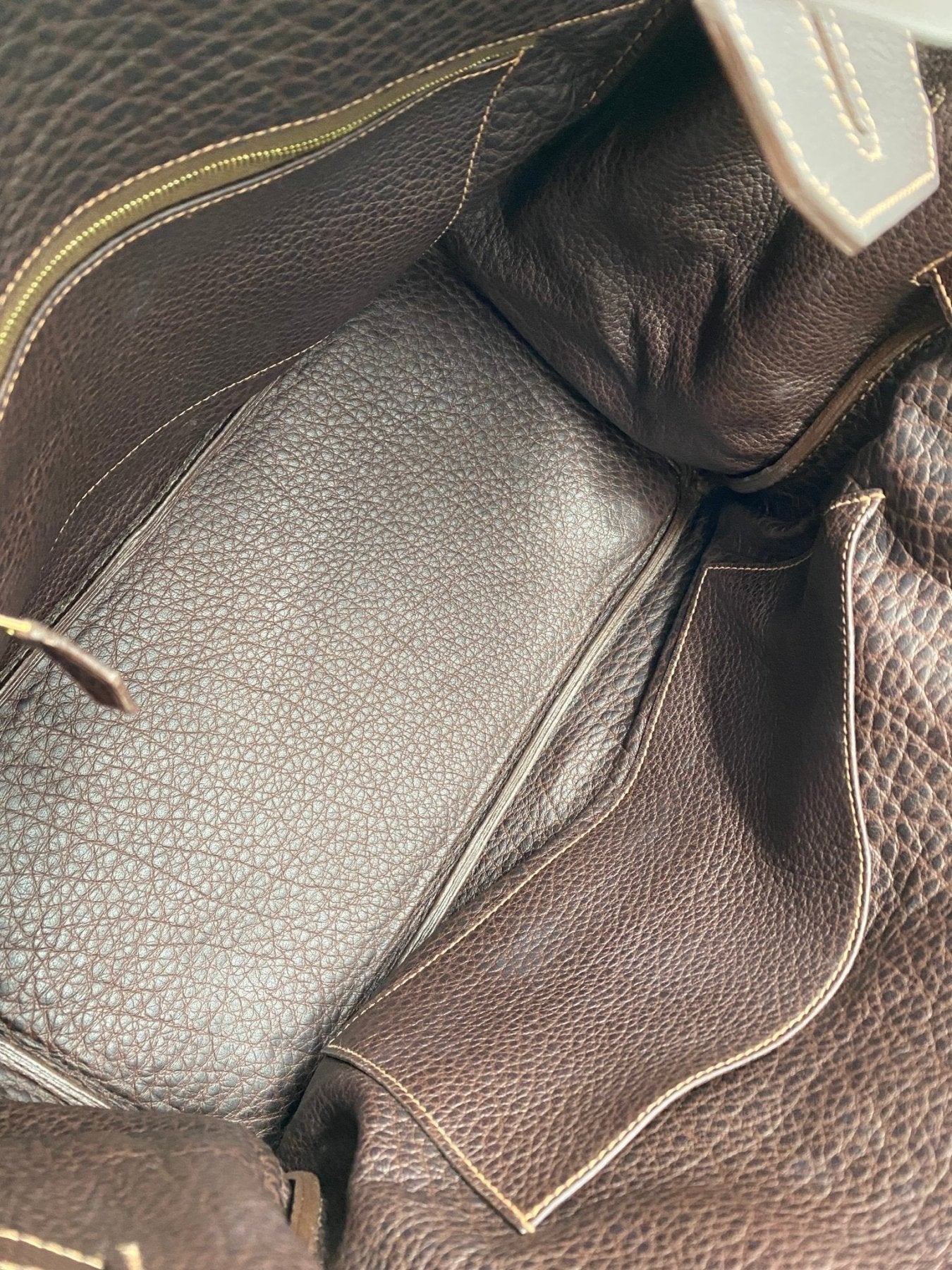 Innenansicht der HERMÈS Birkin 35 Tasche in Marron Fjord Leder mit sauberen Innenfächern und makelloser Lederverarbeitung