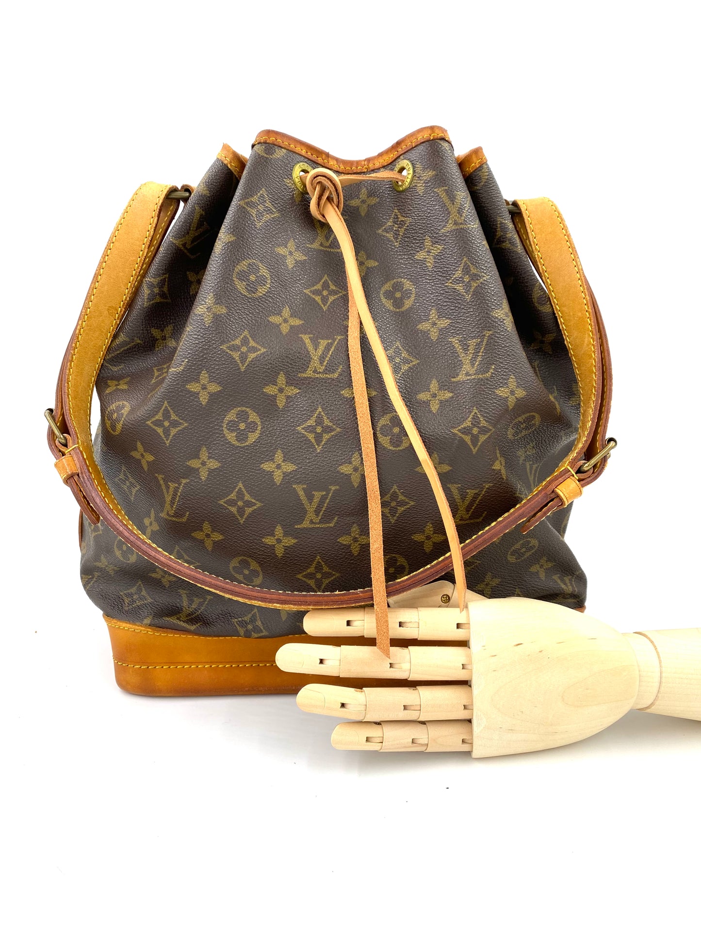 LOUIS VUITTON Noe Grande Monogram Canvas