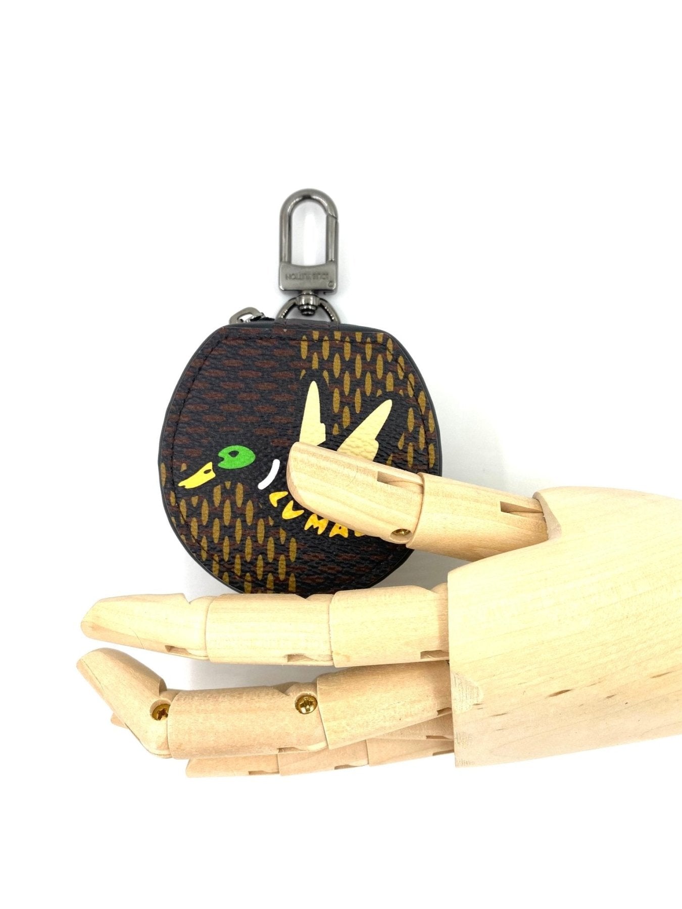 Louis Vuitton Earphone Case Horizon Nigo in Damier Ebene mit Entenmotiv auf rundem Canvas-Design und Metallverschluss
