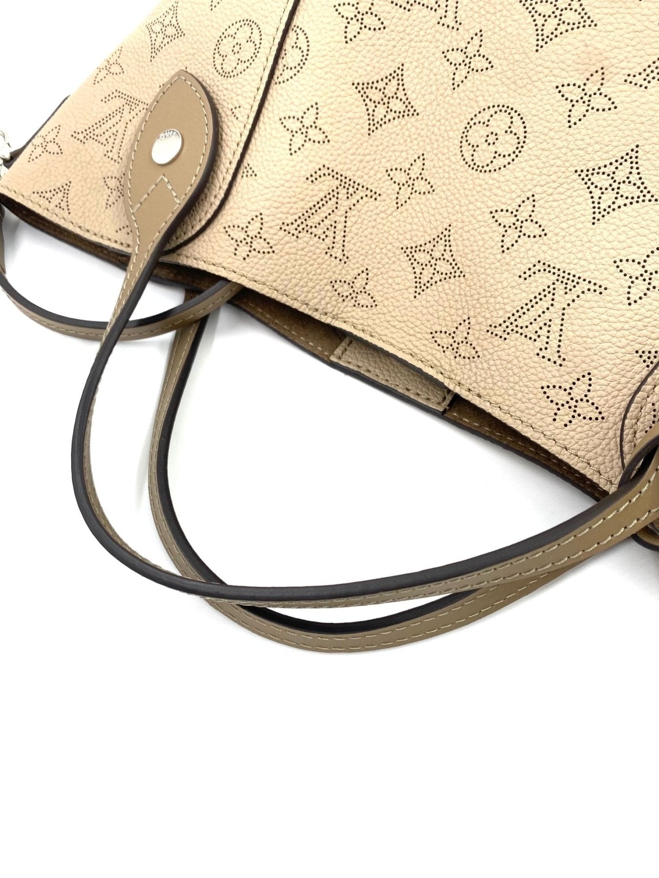 LOUIS VUITTON Hina PM Monogram Mahina Galet / Kies - Clutch & Macarons - Clutch & Macarons -