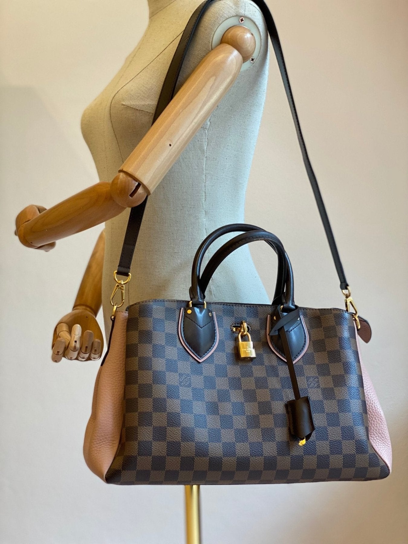 Louis Vuitton Normandy Damier Ebene Magnolia Handtasche mit Schloss und Schulterriemen im eleganten Schachbrettmuster