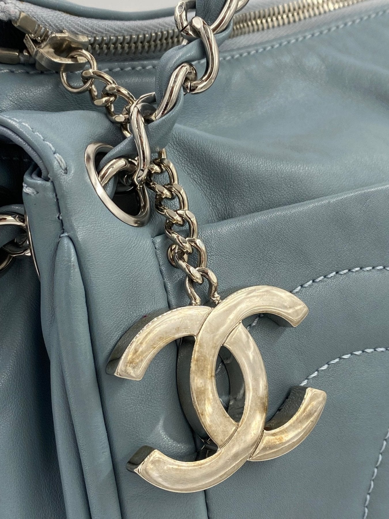 Chanel CC Coco Tasche in eisblauem Lammleder mit silbernem CC-Logo und Kettendetails, seitliche Raffung, Reissverschluss