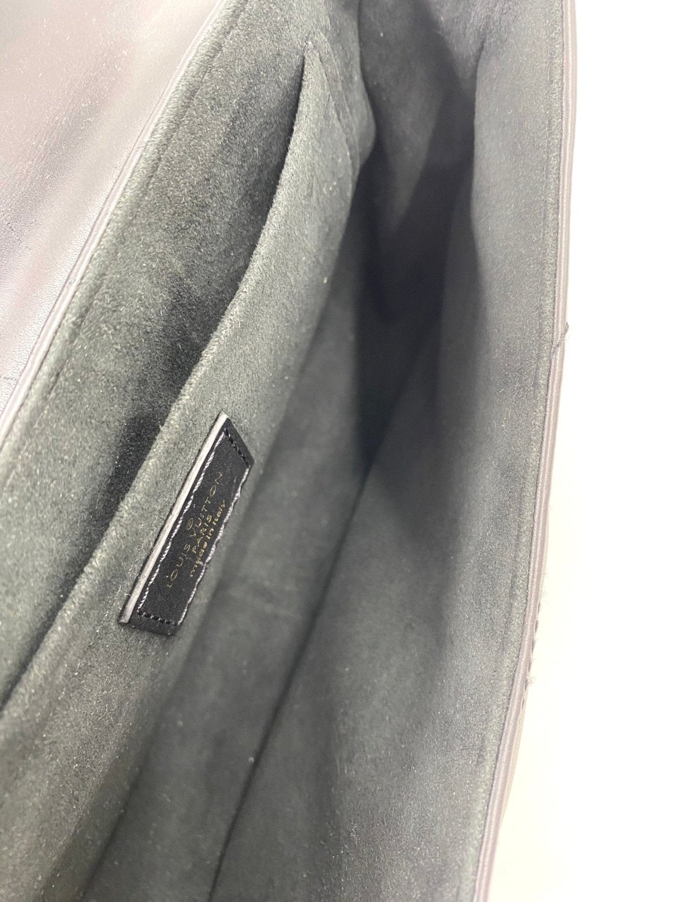 Innenansicht der Louis Vuitton New Waves Chain Bag mit grauem Innenfutter und schwarzem Lederetikett