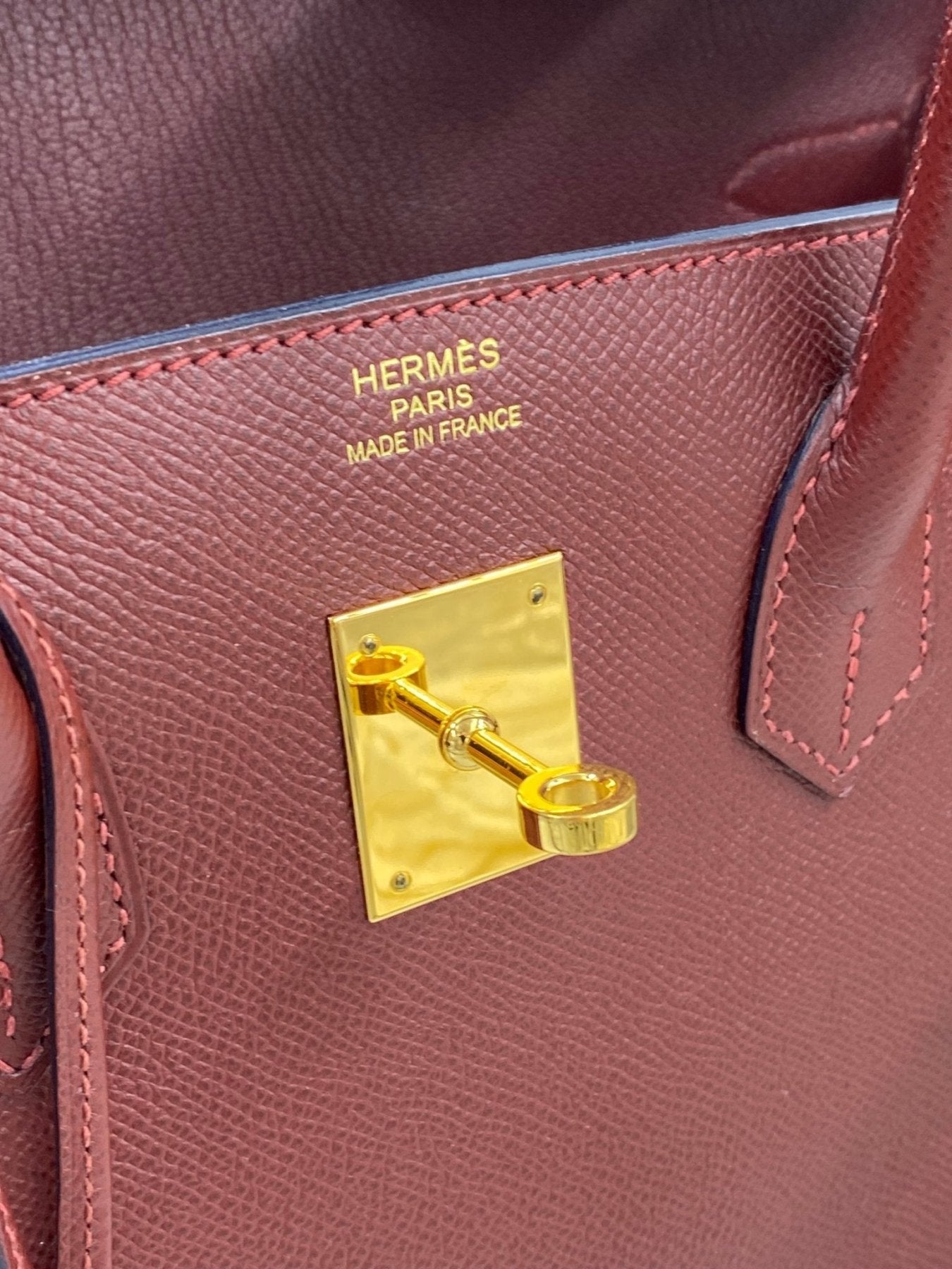 HERMES Birkin 35 Epsom Rouge H Handtasche aus Leder mit goldfarbener Verschlussplatte und Praegung, Detailaufnahme