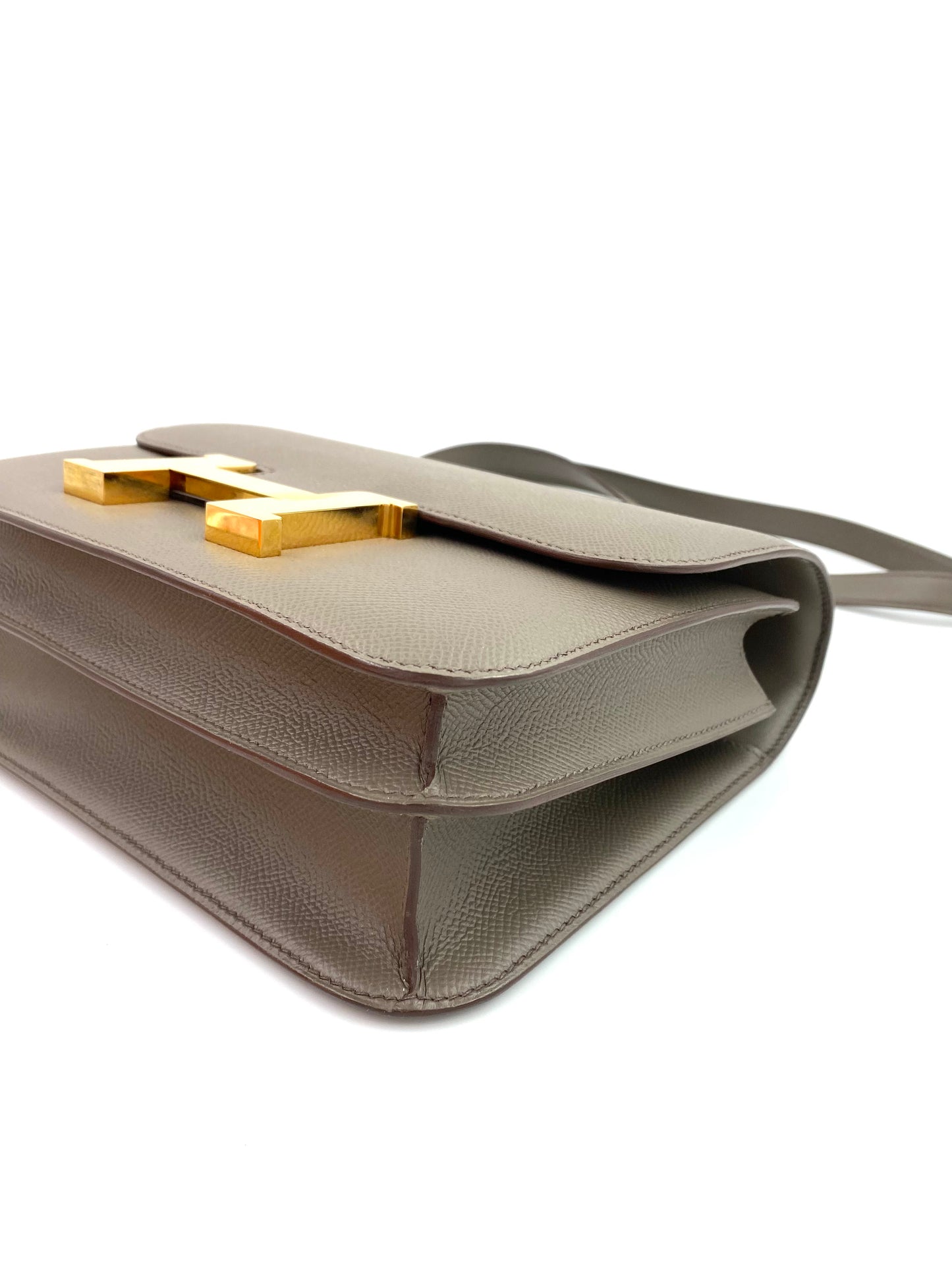 HERMÈS Constance 24 Etain Epsom Roségold Hardware Fullset mit Original Rechnung, Seitenansicht der grauen Luxustasche.