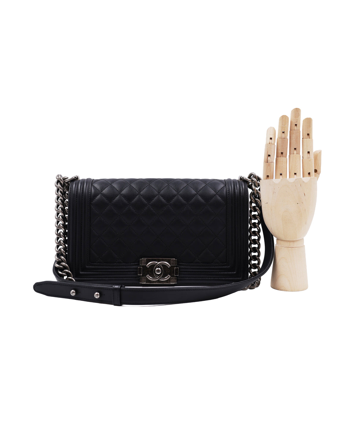CHANEL Boy Medium schwarz SHW antik, schwarze gesteppte Designerhandtasche mit silberfarbener Kette