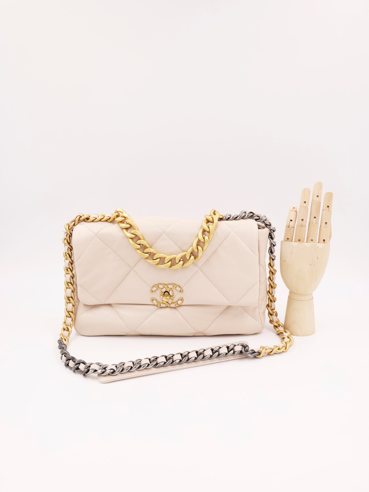 CHANEL 19 Jumbo Ziegenleder creme