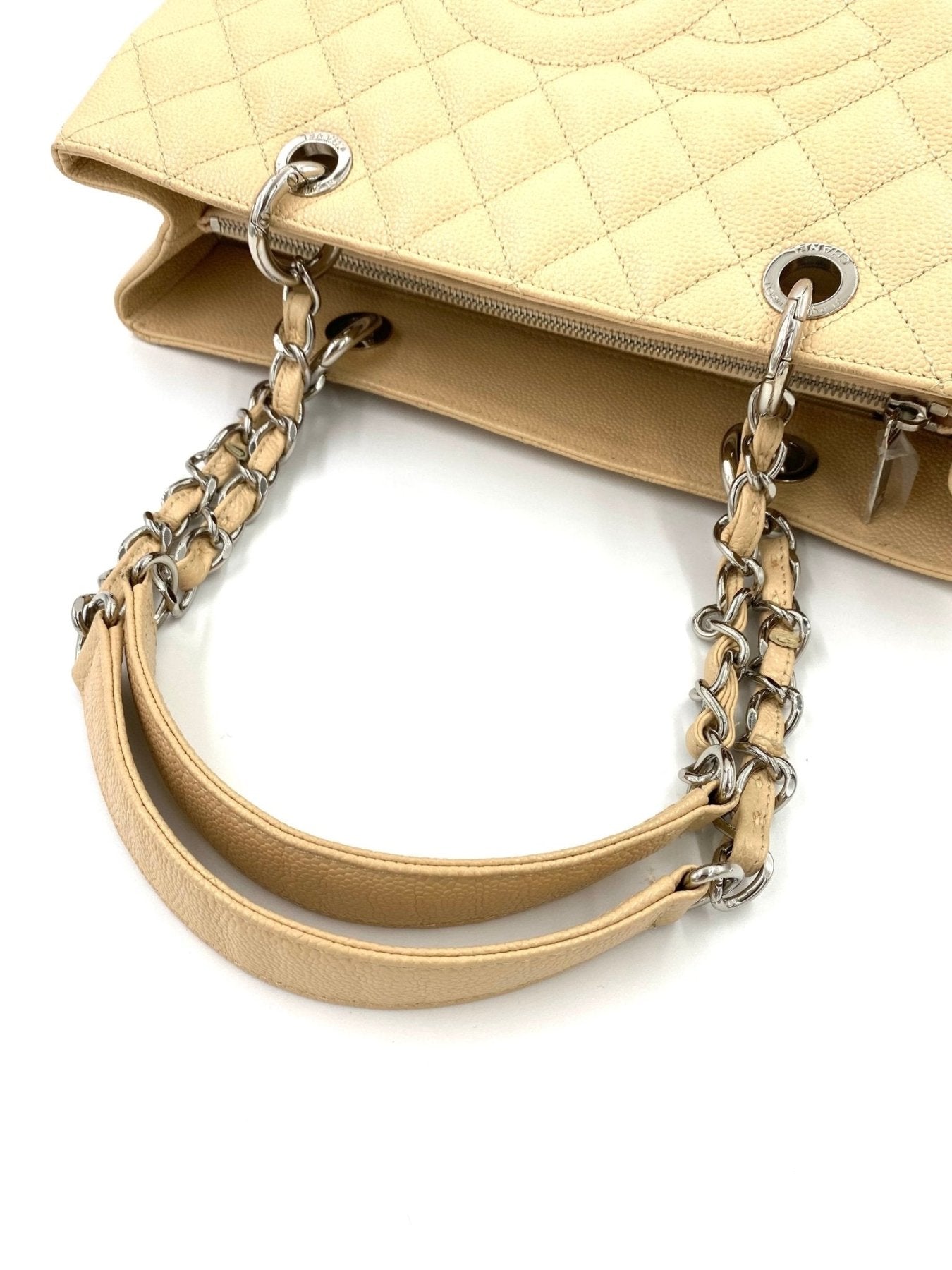 CHANEL Femme Grande Handtasche in beigem Caviarleder mit gestepptem Muster und silberner Kettenkombination