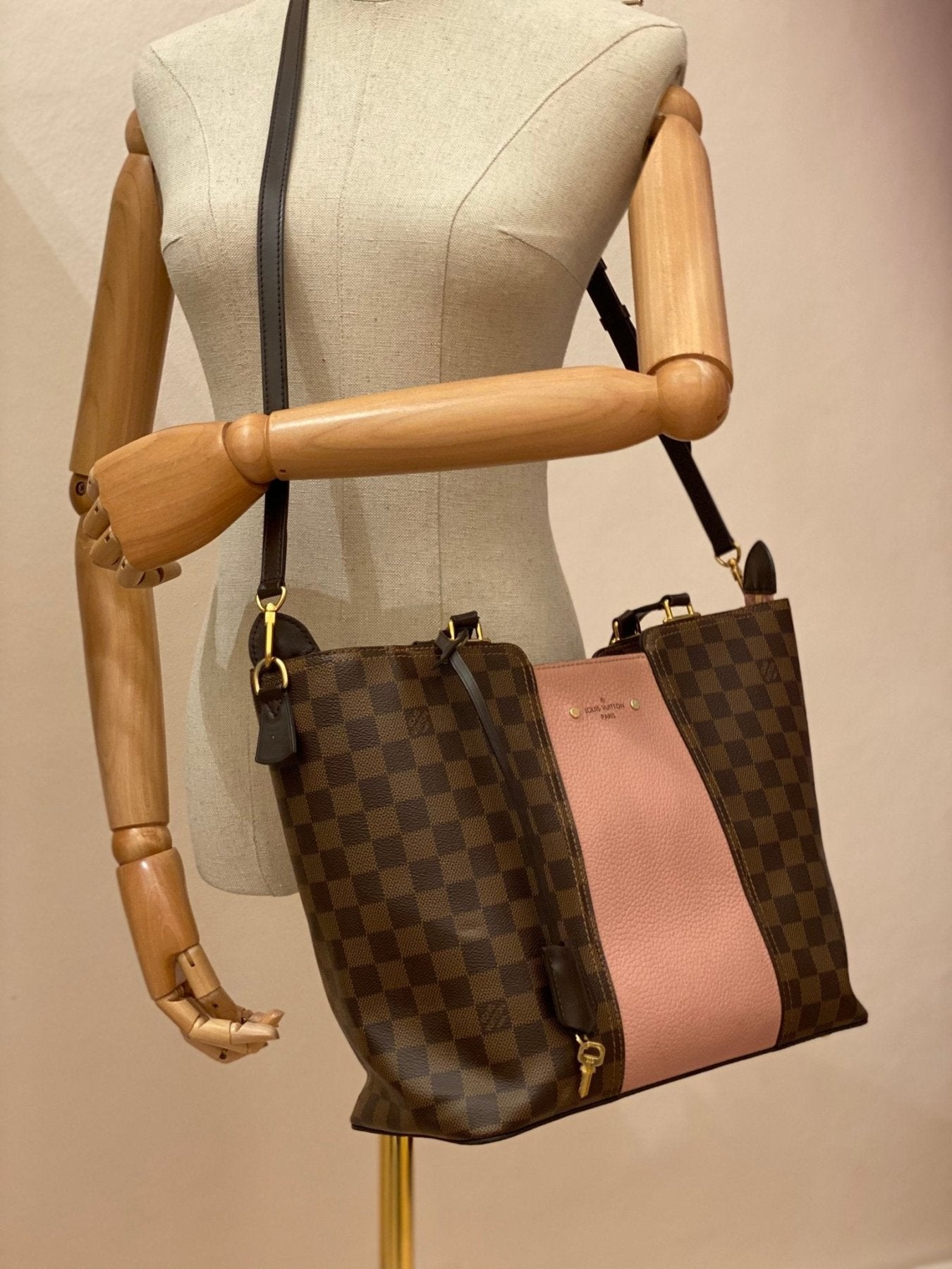Louis Vuitton Jersey Magnolia Damier Ebene Tasche mit rosa Lederstreifen auf Schneiderpuppe prasentiert, Crossbody-Stil