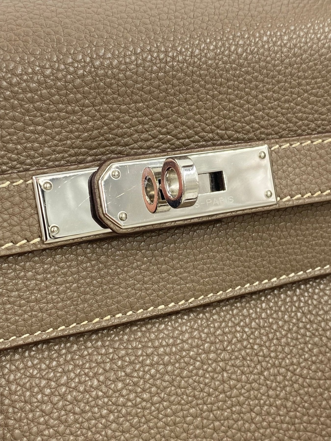 HERMES Kelly 35 Togo Etoupe Handtasche mit silbernem Drehverschluss und strukturiertem Leder in eleganter graubrauner Farbe