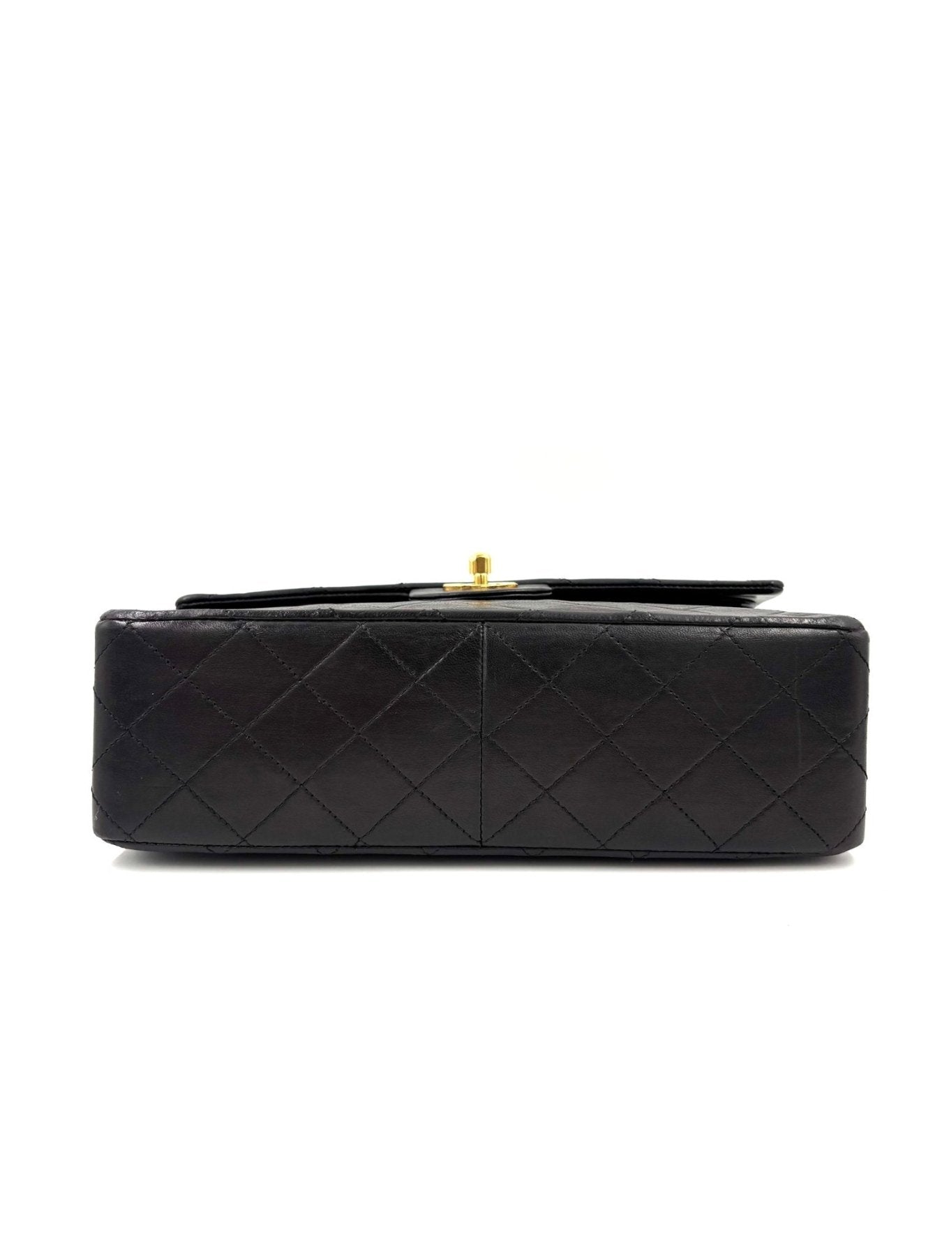 CHANEL Timeless Single Flap Bag medium in schwarzem Lammleder mit klassischem Rautenmuster und goldener Verschlussklappe