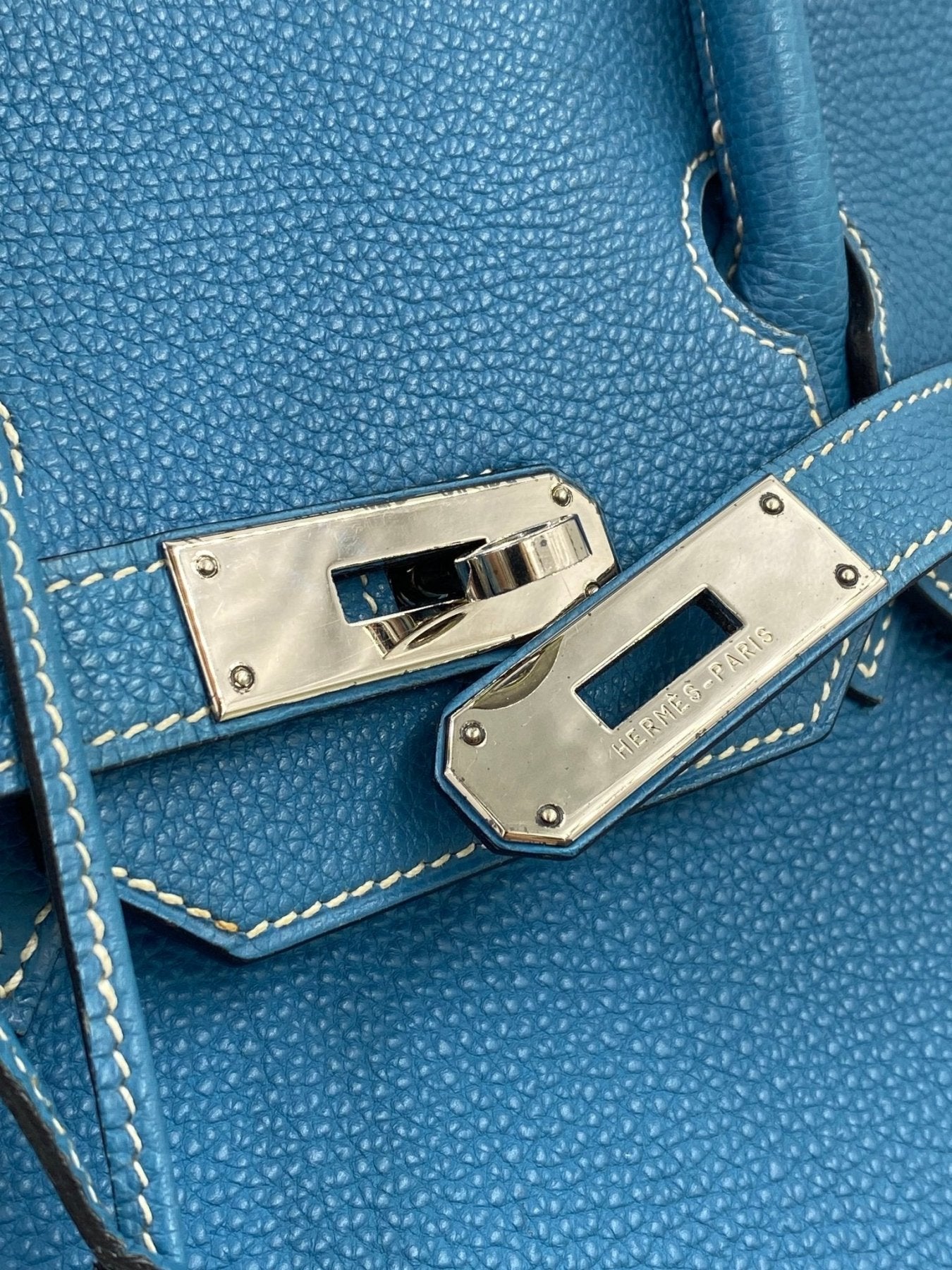 Hermes Birkin 35 Togo Tasche in Blue Jean mit Palladium-Verschluss, Detailaufnahme der Ledertextur und Hardware