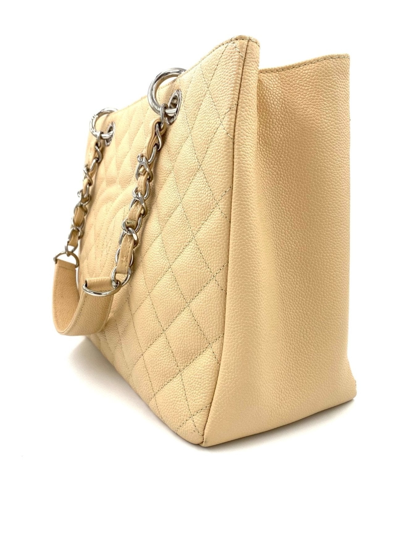 CHANEL Femme Grande beige Caviarleder Handtasche mit gestepptem Muster und silberner Kettenkette, seitliche Ansicht