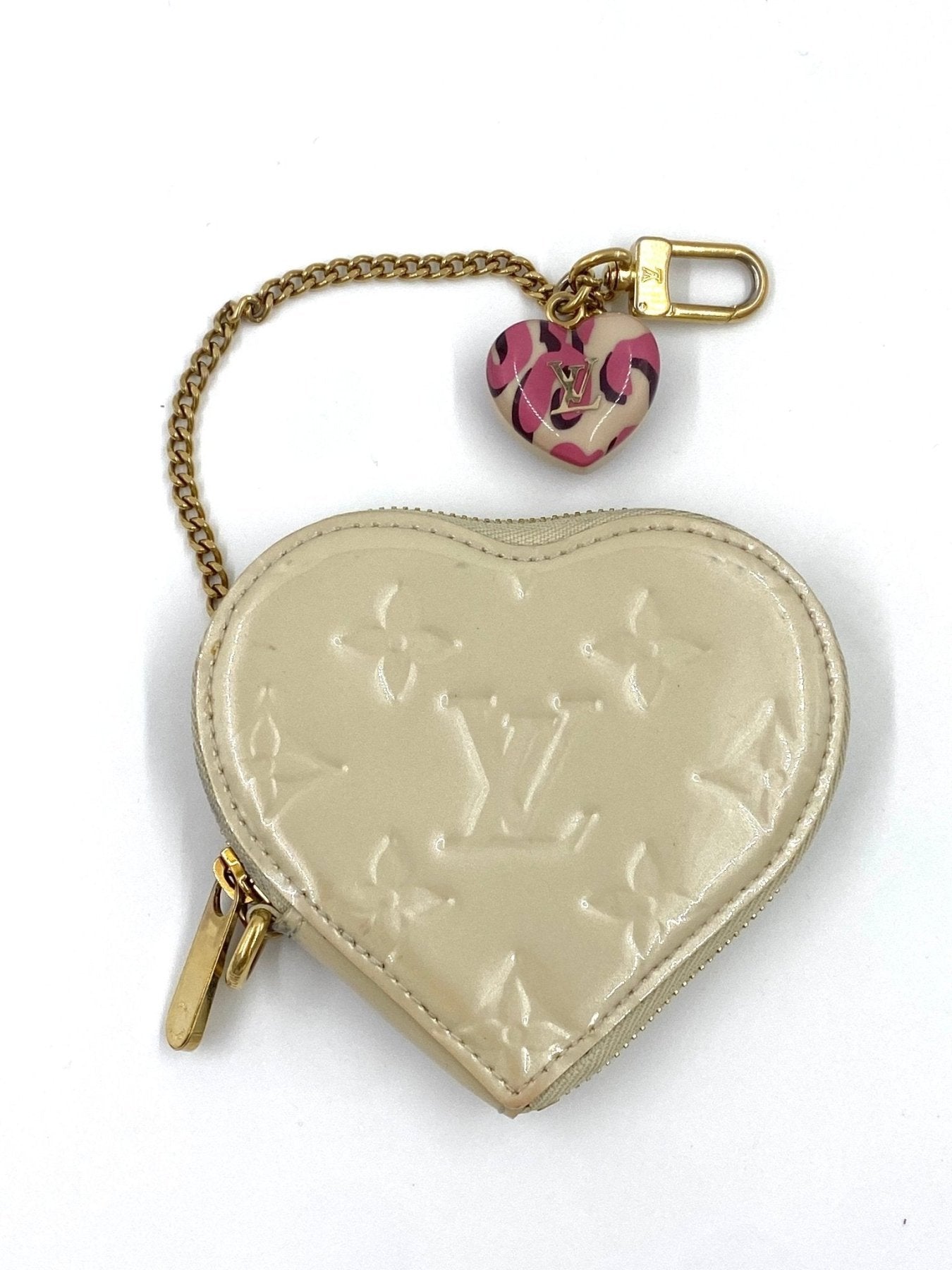 Louis Vuitton Herz Portemonnaie in Creme Vernis Lackleder mit Monogram Praegung und goldfarbener Kette