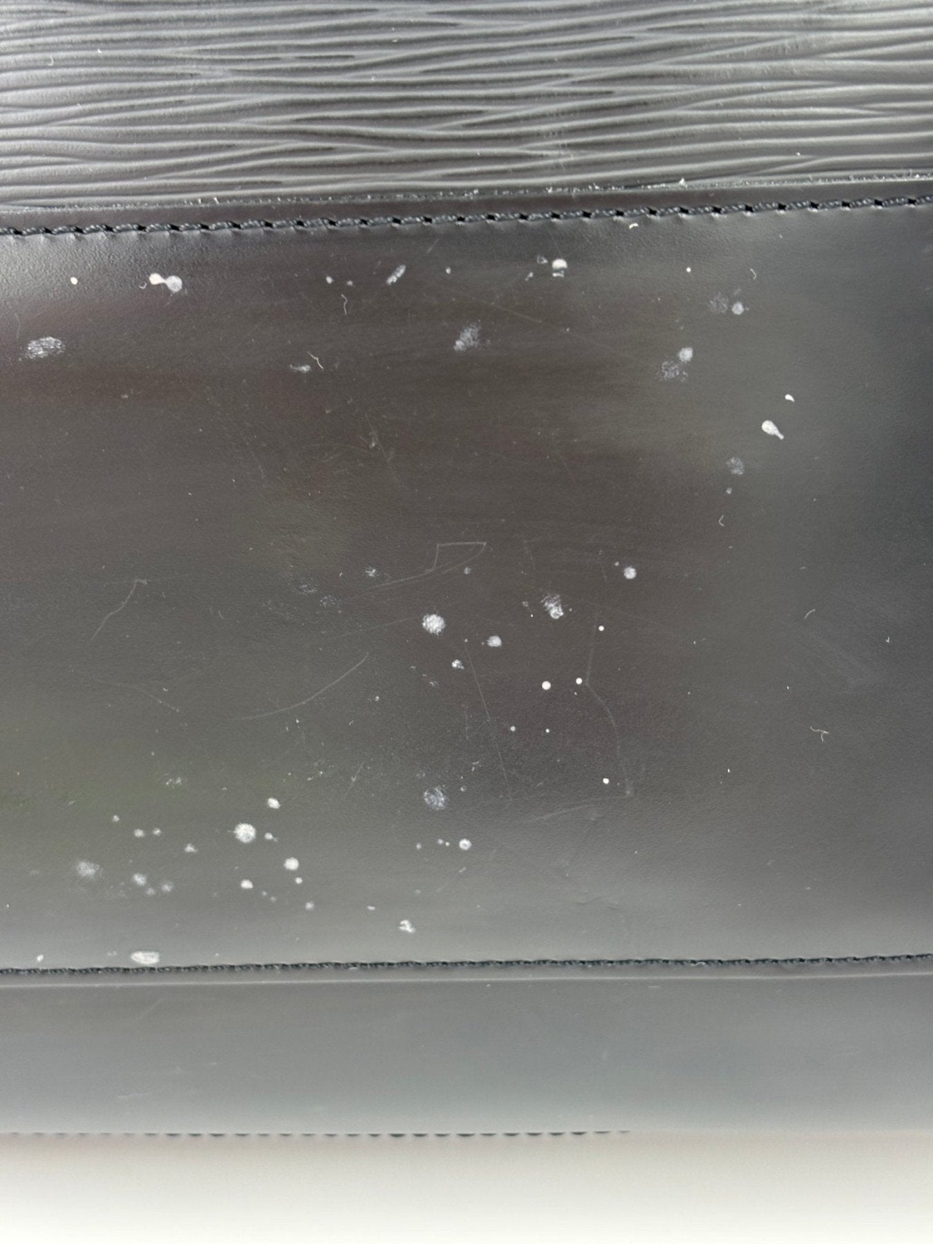 Louis Vuitton Montaigne Bowling Bag Detailaufnahme der strukturierten Epi-Lederflaeche mit leichten Gebrauchsspuren