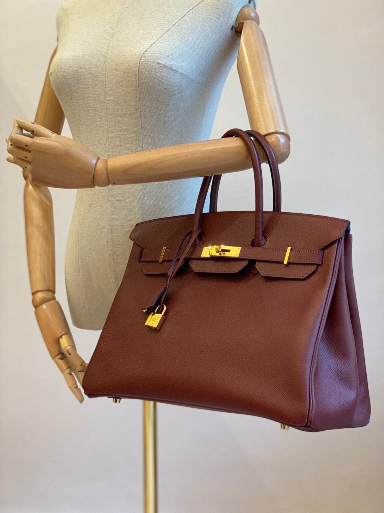 HERMES Birkin 35 Epsom Rouge H Handtasche in braun mit goldener Hardware auf Schneiderpuppe prasentiert