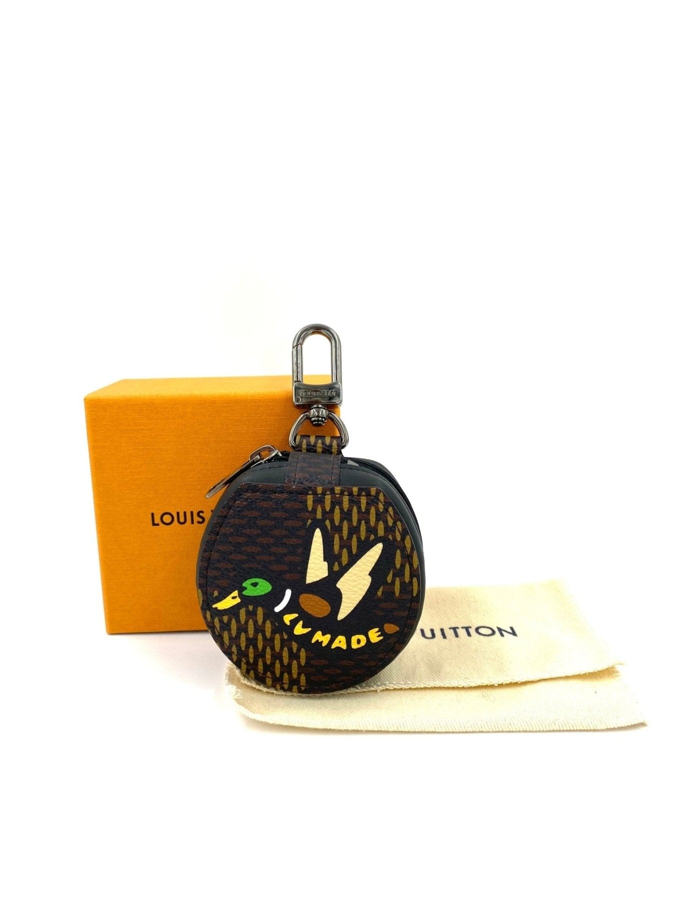 Louis Vuitton Earphone Case Horizon Nigo Damier mit Entenmotiv auf braunem Canvas, neben orangefarbener Box