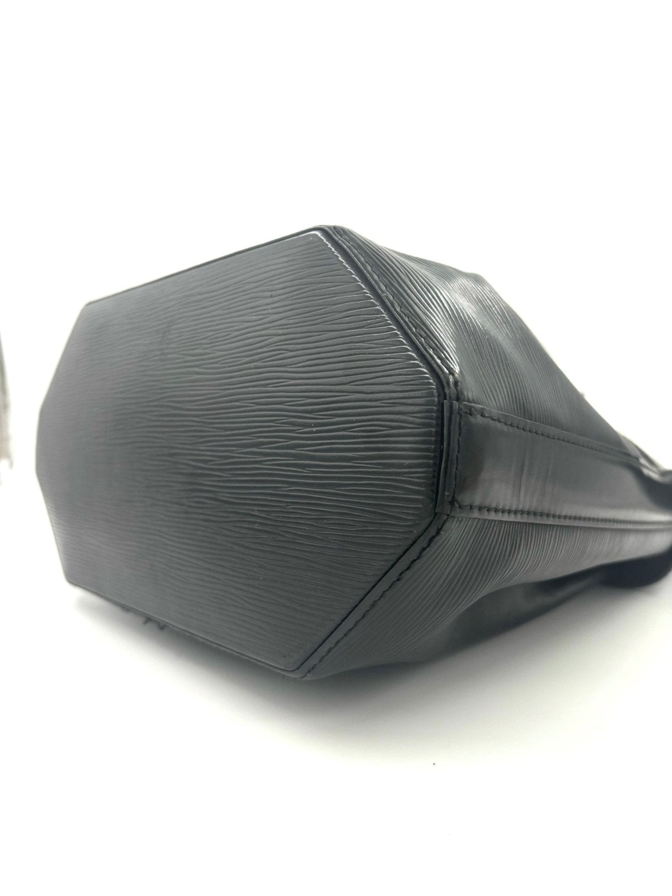 Louis Vuitton Sac D'Paule Epi noir Schultertasche aus schwarzem Epileder mit charakteristischer Struktur, Bodensicht