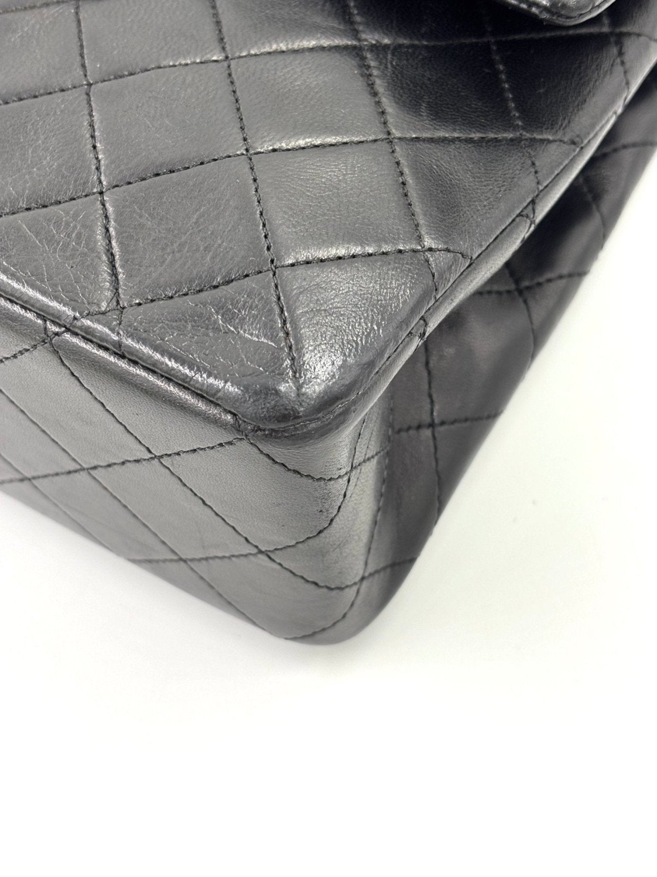 CHANEL Timeless Single Flap Bag in schwarzem Lammleder mit charakteristischem Rautenmuster und goldener Hardware