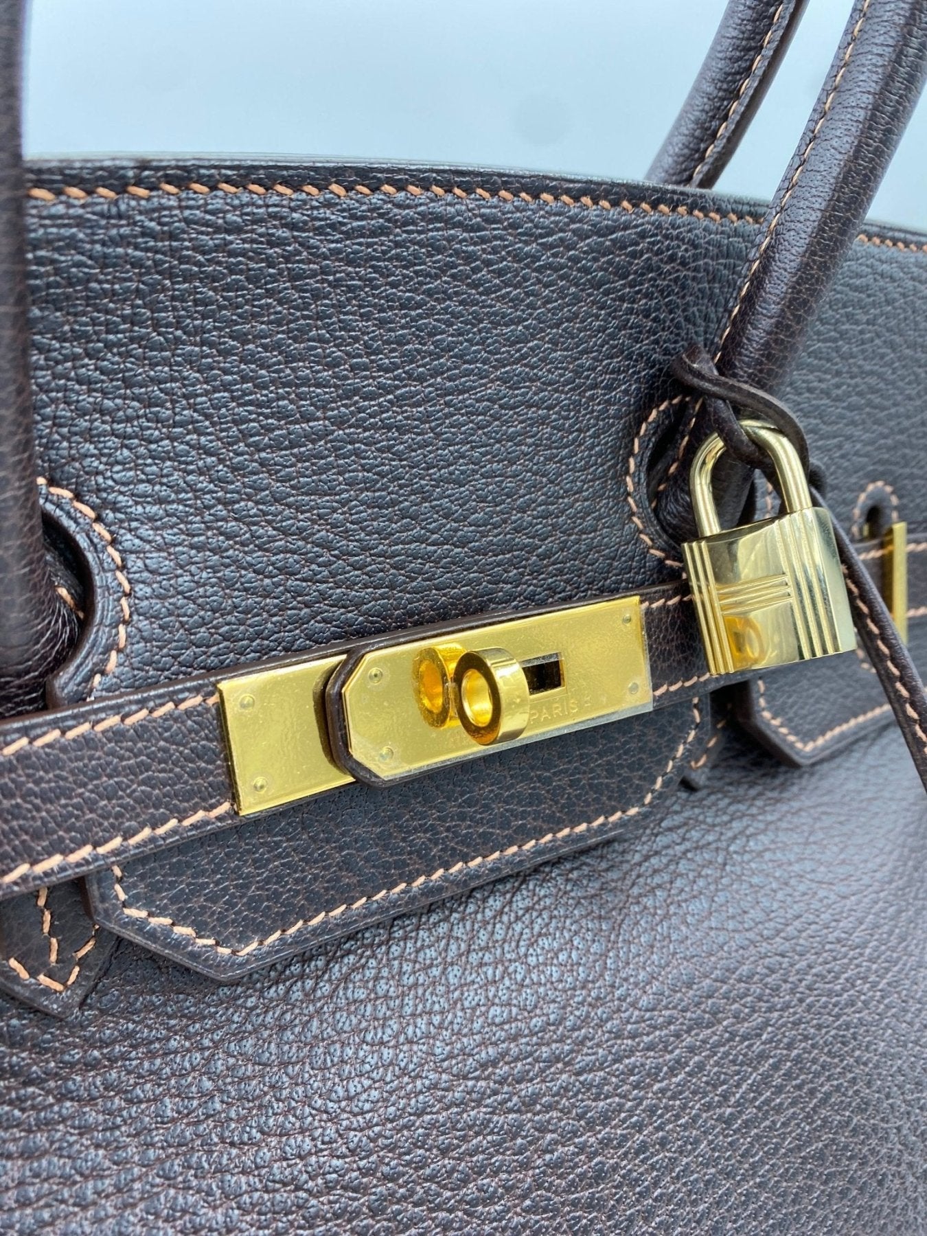 Hermes Birkin 35 Tasche in Marron Fjord Leder mit goldfarbener Hardware, Nahaufnahme des Verschlusses und der Ledertextur