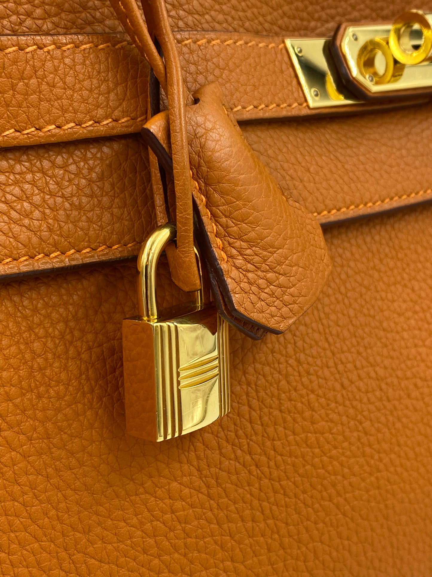 HERMÈS Kelly 32 Retourne orange Togo Leather mit Gold Hardware